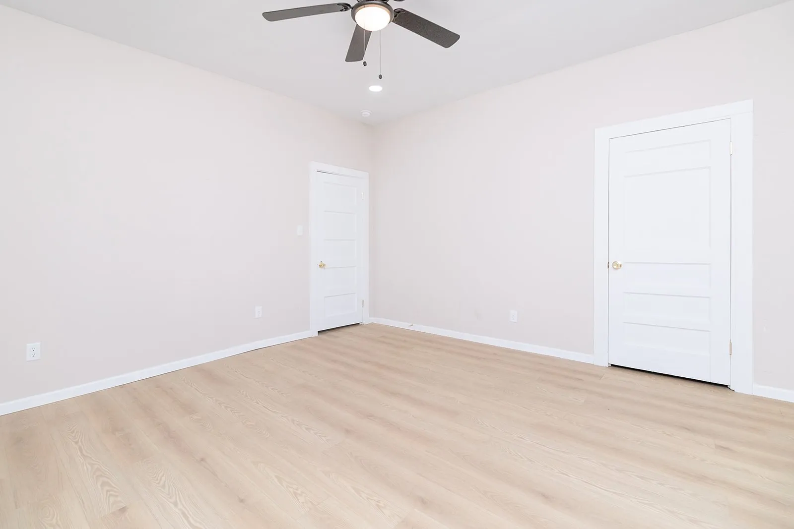 Single Family Residence For Sale in Mc Culloch County , 906 S Walnut, Brady, Texas 76825, 2 Bedroom, 1 Bathroom, Garage spaces, 828 Sqft, built in 1940, mls#21359397, Real Estate Agent in Brady, Homes For Sale in Mc Culloch county, Homes For Sale in Brady, Realtor in Brady Texas, Real Estate Brokerage Independent Realty Texas, Luminita Cordes Realtor