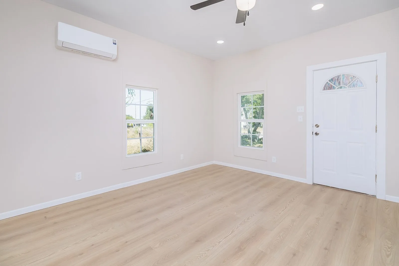 Single Family Residence For Sale in Mc Culloch County , 906 S Walnut, Brady, Texas 76825, 2 Bedroom, 1 Bathroom, Garage spaces, 828 Sqft, built in 1940, mls#21359397, Real Estate Agent in Brady, Homes For Sale in Mc Culloch county, Homes For Sale in Brady, Realtor in Brady Texas, Real Estate Brokerage Independent Realty Texas, Luminita Cordes Realtor