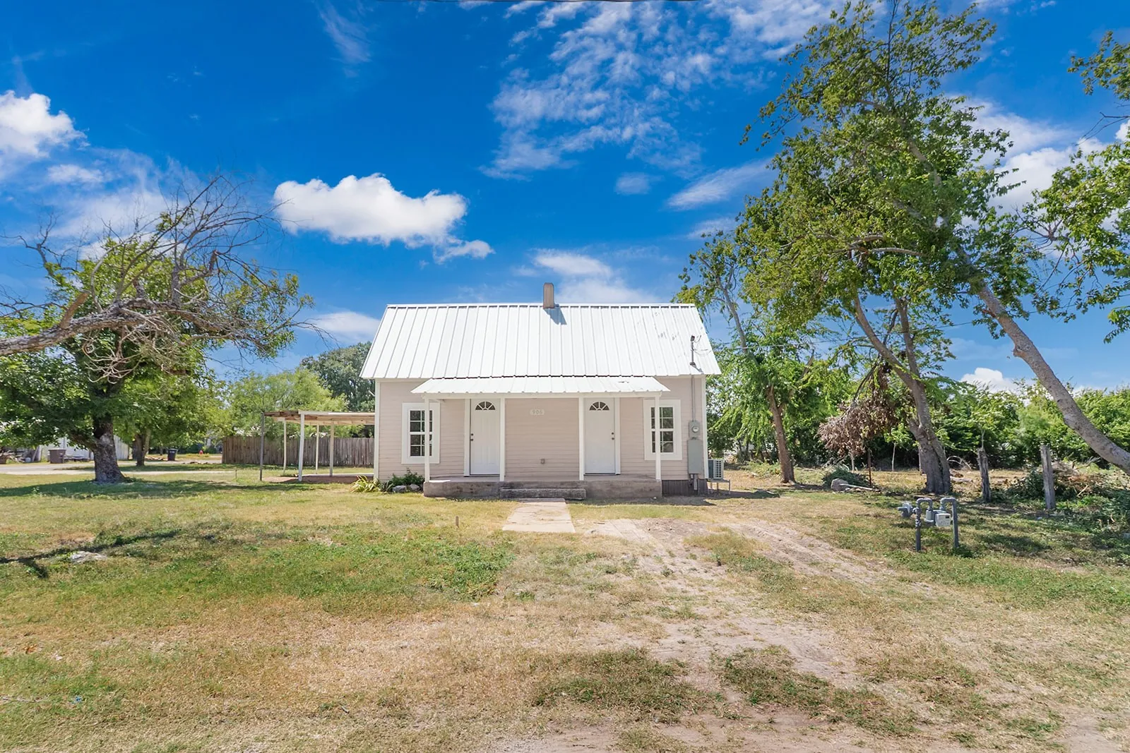 Single Family Residence For Sale in Mc Culloch County , 906 S Walnut, Brady, Texas 76825, 2 Bedroom, 1 Bathroom, Garage spaces, 828 Sqft, built in 1940, mls#21359397, Real Estate Agent in Brady, Homes For Sale in Mc Culloch county, Homes For Sale in Brady, Realtor in Brady Texas, Real Estate Brokerage Independent Realty Texas, Luminita Cordes Realtor