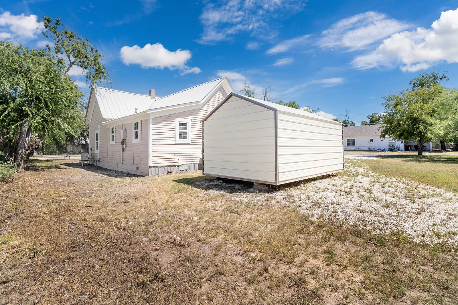 Single Family Residence For Sale in Mc Culloch County , 906 S Walnut, Brady, Texas 76825, 2 Bedroom, 1 Bathroom, Garage spaces, 828 Sqft, built in 1940, mls#21359397, Real Estate Agent in Brady, Homes For Sale in Mc Culloch county, Homes For Sale in Brady, Realtor in Brady Texas, Real Estate Brokerage Independent Realty Texas, Luminita Cordes Realtor