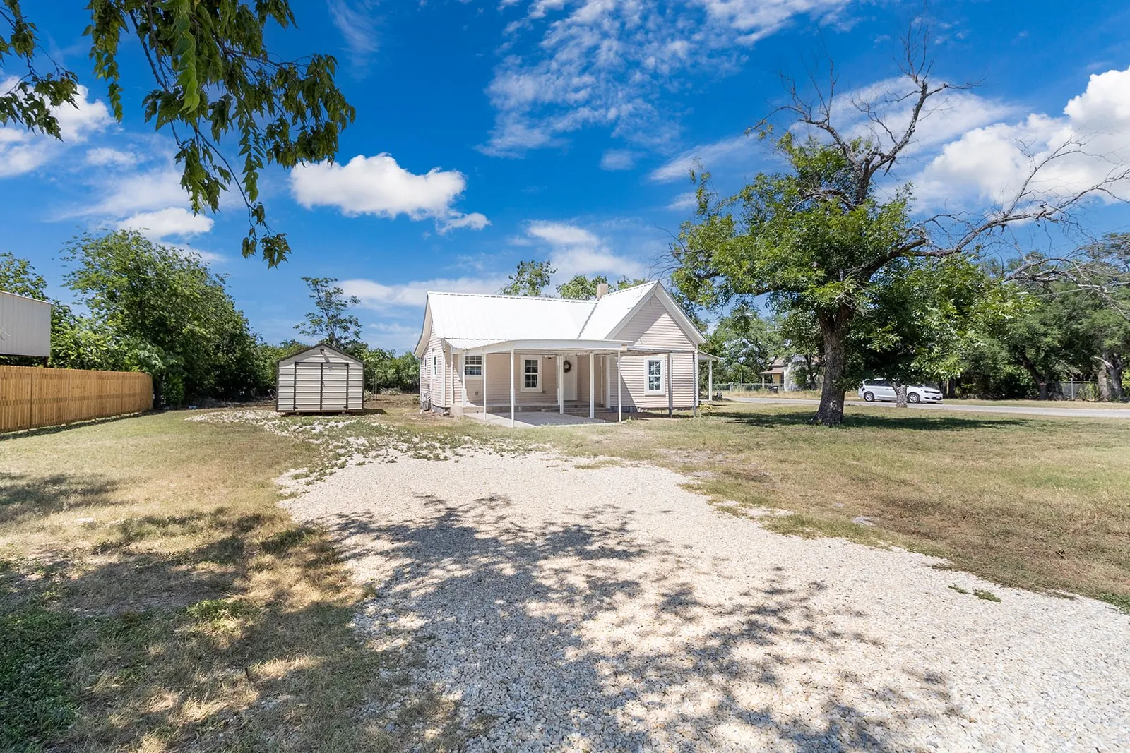 Single Family Residence For Sale in Mc Culloch County , 906 S Walnut, Brady, Texas 76825, 2 Bedroom, 1 Bathroom, Garage spaces, 828 Sqft, built in 1940, mls#21359397, Real Estate Agent in Brady, Homes For Sale in Mc Culloch county, Homes For Sale in Brady, Realtor in Brady Texas, Real Estate Brokerage Independent Realty Texas, Luminita Cordes Realtor