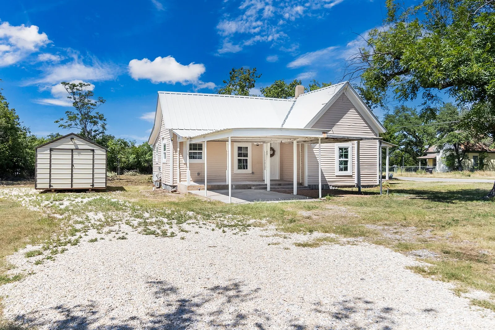 Single Family Residence For Sale in Mc Culloch County , 906 S Walnut, Brady, Texas 76825, 2 Bedroom, 1 Bathroom, Garage spaces, 828 Sqft, built in 1940, mls#21359397, Real Estate Agent in Brady, Homes For Sale in Mc Culloch county, Homes For Sale in Brady, Realtor in Brady Texas, Real Estate Brokerage Independent Realty Texas, Luminita Cordes Realtor
