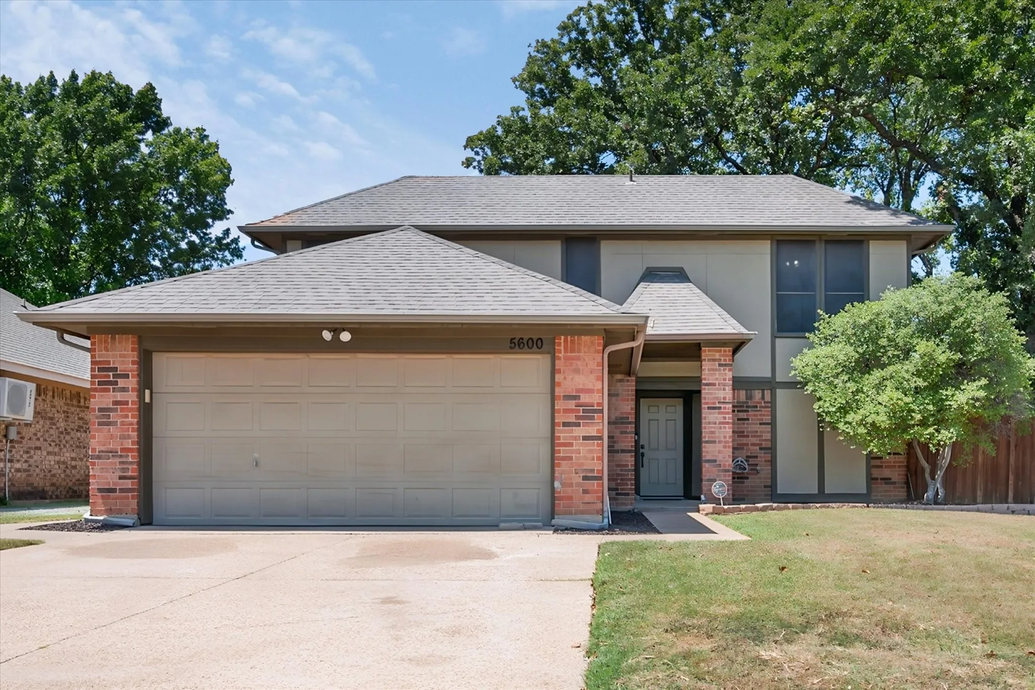 Single Family Residence For Sale in Tarrant County , 5600 Fox Hunt Drive, Arlington, Texas 76017, 3 Bedroom, 3 Bathroom, 2 Garage spaces, 1,466 Sqft, built in 1985, mls#21358944, Real Estate Agent in Arlington, Homes For Sale in Tarrant county, Homes For Sale in Arlington, Realtor in Arlington Texas, Real Estate Brokerage Independent Realty Texas, Luminita Cordes Realtor