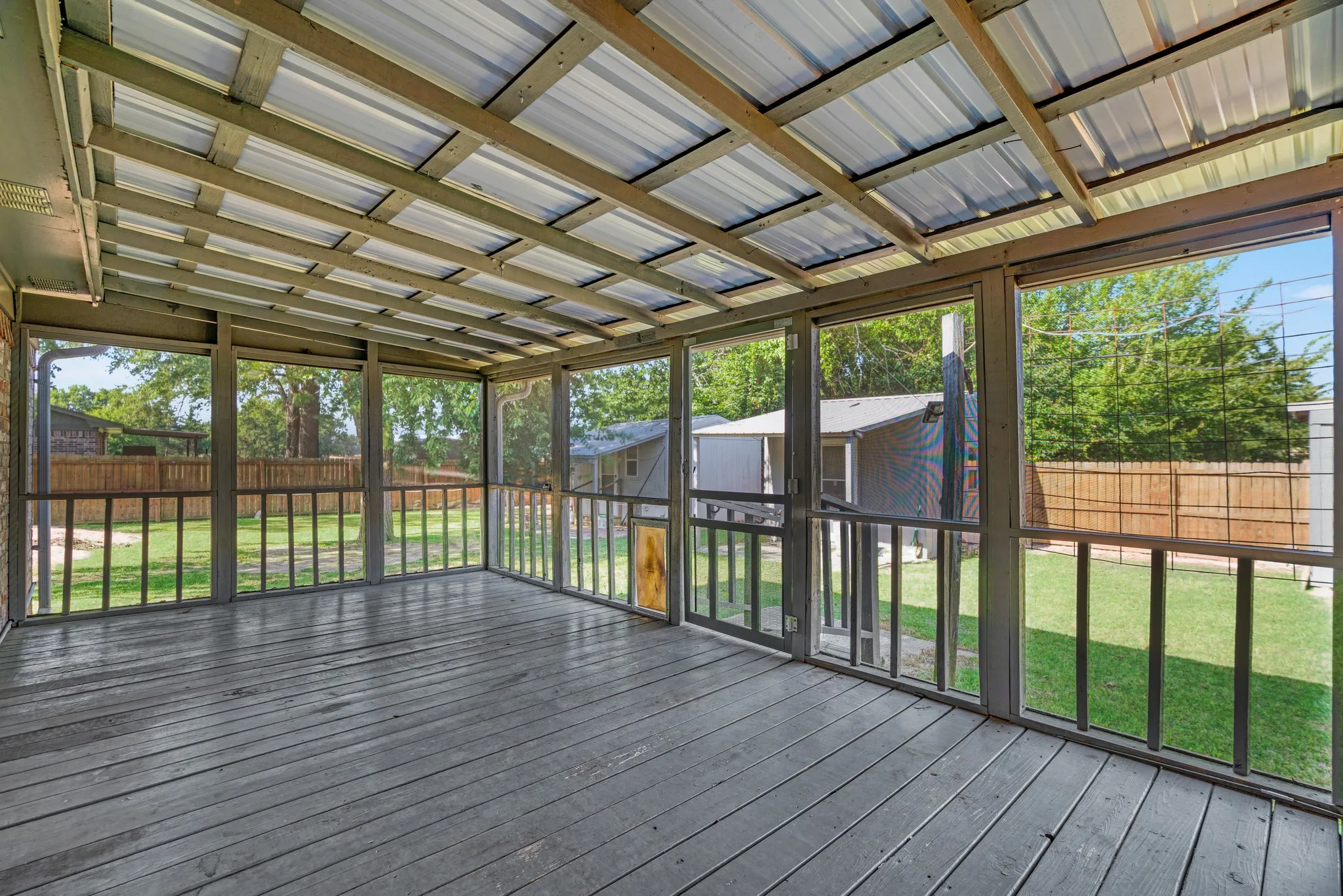 Single Family Residence For Sale in Red River (TX) County , 602 S Hall Street, Clarksville, Texas 75426, 3 Bedroom, 2 Bathroom, Garage spaces, 1,432 Sqft, built in 1978, mls#21358648, Real Estate Agent in Clarksville, Homes For Sale in Red River (TX) county, Homes For Sale in Clarksville, Realtor in Clarksville Texas, Real Estate Brokerage Independent Realty Texas, Luminita Cordes Realtor
