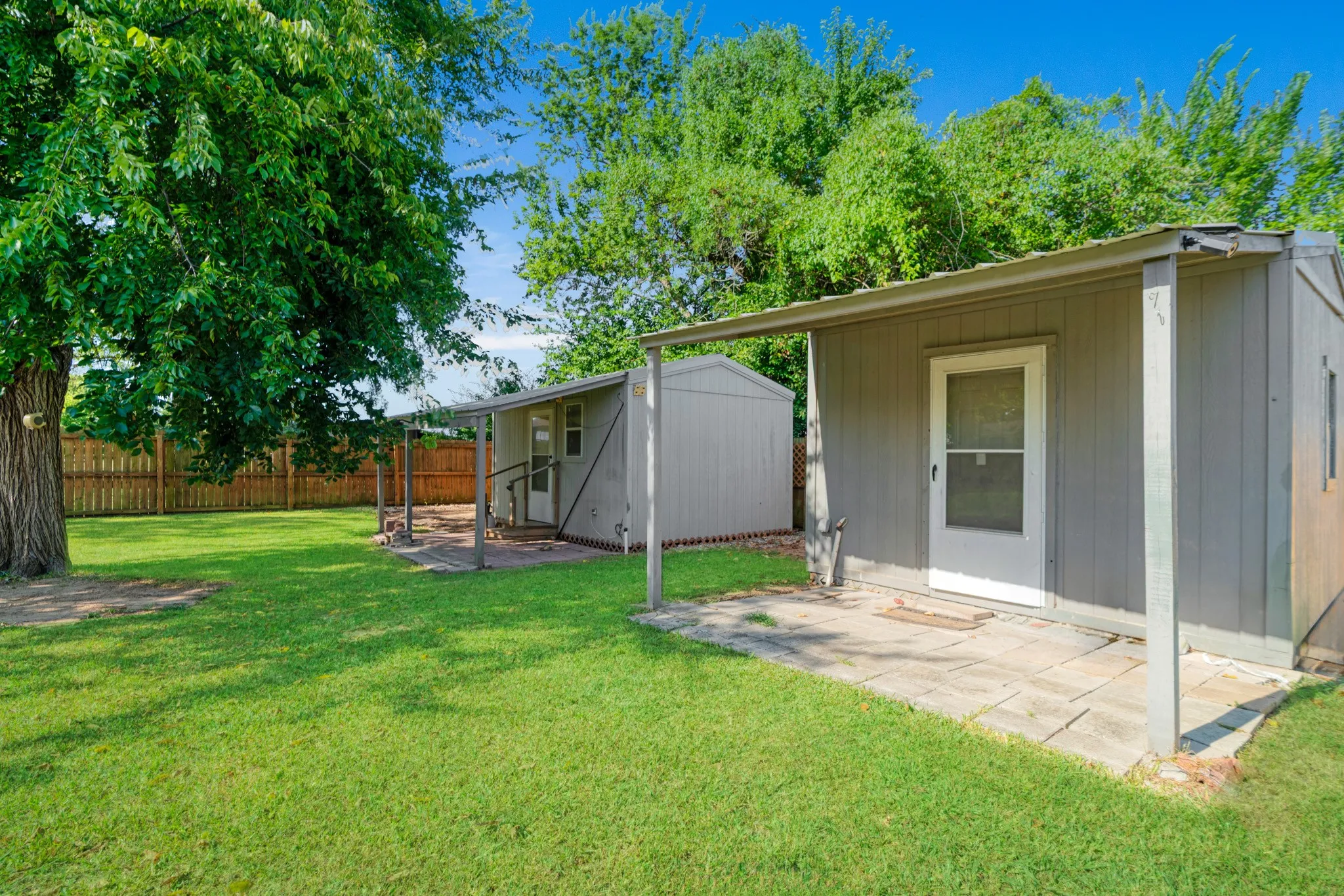 Single Family Residence For Sale in Red River (TX) County , 602 S Hall Street, Clarksville, Texas 75426, 3 Bedroom, 2 Bathroom, Garage spaces, 1,432 Sqft, built in 1978, mls#21358648, Real Estate Agent in Clarksville, Homes For Sale in Red River (TX) county, Homes For Sale in Clarksville, Realtor in Clarksville Texas, Real Estate Brokerage Independent Realty Texas, Luminita Cordes Realtor