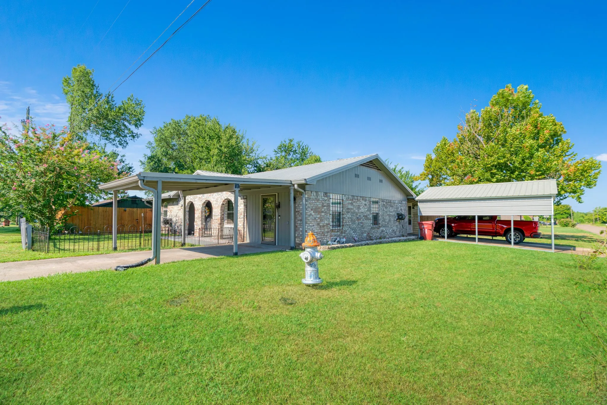 Single Family Residence For Sale in Red River (TX) County , 602 S Hall Street, Clarksville, Texas 75426, 3 Bedroom, 2 Bathroom, Garage spaces, 1,432 Sqft, built in 1978, mls#21358648, Real Estate Agent in Clarksville, Homes For Sale in Red River (TX) county, Homes For Sale in Clarksville, Realtor in Clarksville Texas, Real Estate Brokerage Independent Realty Texas, Luminita Cordes Realtor