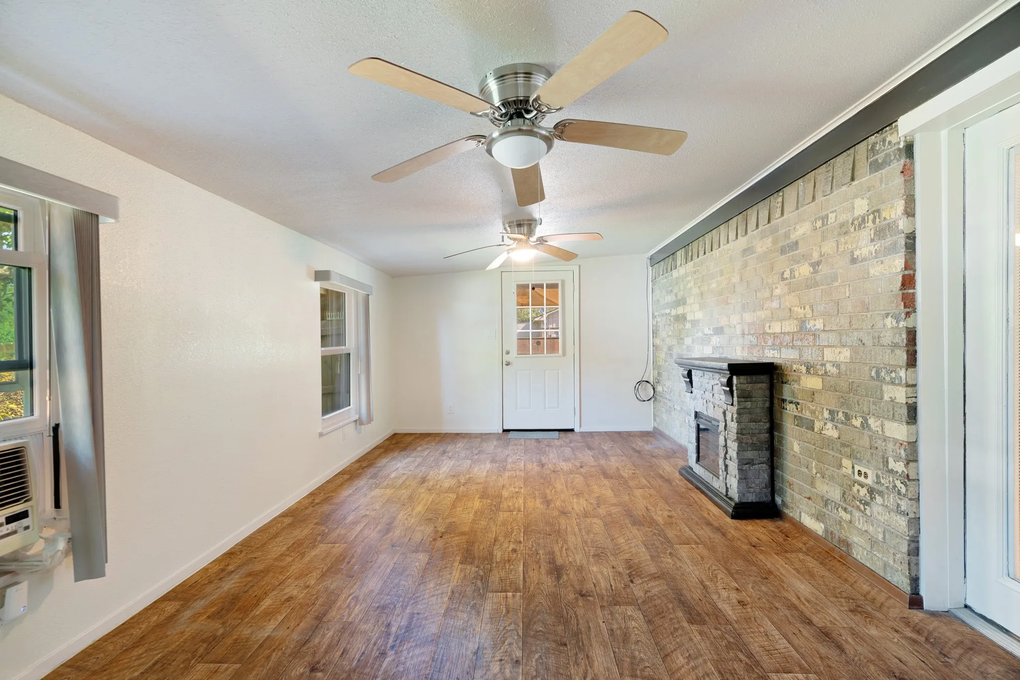 Single Family Residence For Sale in Red River (TX) County , 602 S Hall Street, Clarksville, Texas 75426, 3 Bedroom, 2 Bathroom, Garage spaces, 1,432 Sqft, built in 1978, mls#21358648, Real Estate Agent in Clarksville, Homes For Sale in Red River (TX) county, Homes For Sale in Clarksville, Realtor in Clarksville Texas, Real Estate Brokerage Independent Realty Texas, Luminita Cordes Realtor