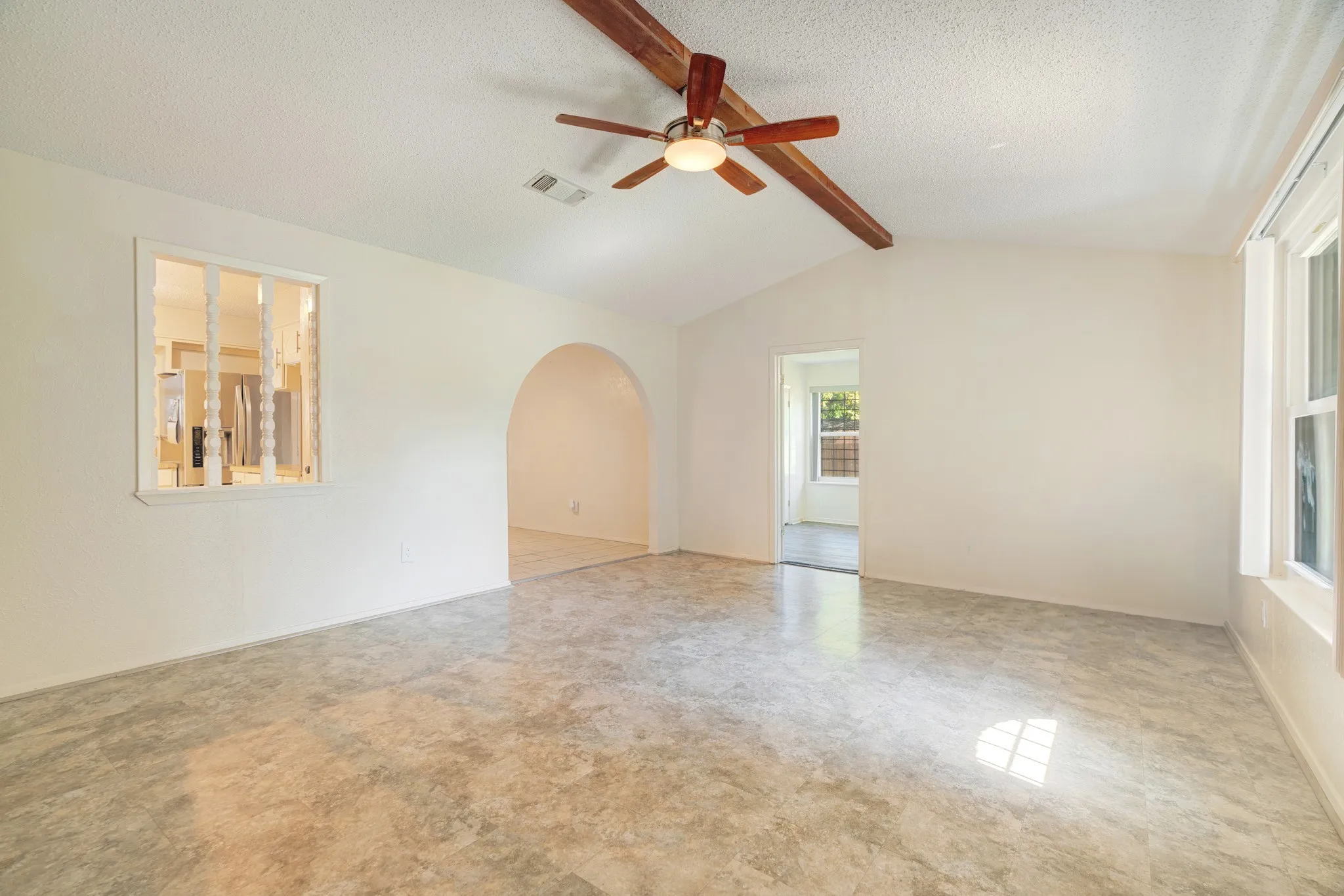 Single Family Residence For Sale in Red River (TX) County , 602 S Hall Street, Clarksville, Texas 75426, 3 Bedroom, 2 Bathroom, Garage spaces, 1,432 Sqft, built in 1978, mls#21358648, Real Estate Agent in Clarksville, Homes For Sale in Red River (TX) county, Homes For Sale in Clarksville, Realtor in Clarksville Texas, Real Estate Brokerage Independent Realty Texas, Luminita Cordes Realtor