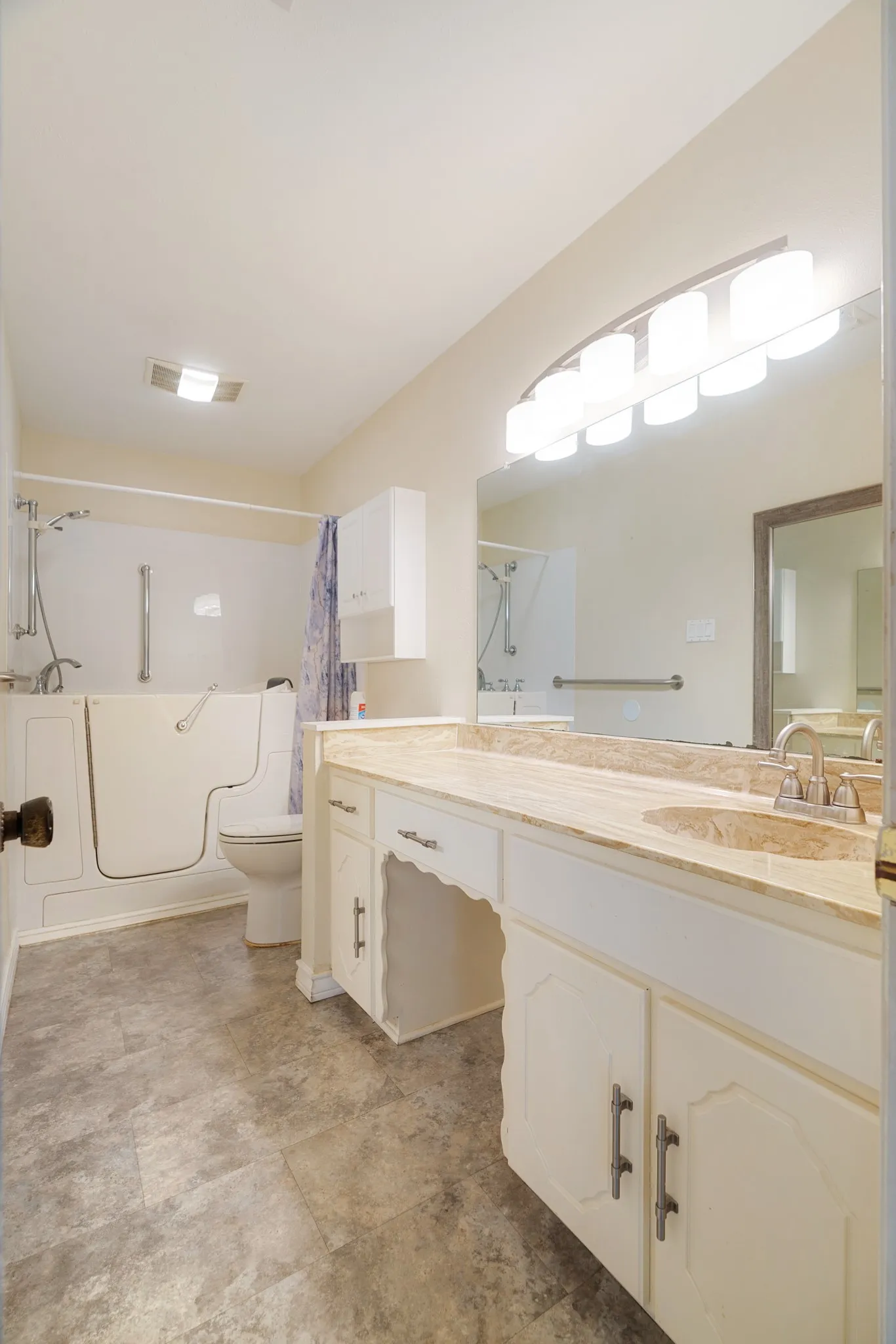 Single Family Residence For Sale in Red River (TX) County , 602 S Hall Street, Clarksville, Texas 75426, 3 Bedroom, 2 Bathroom, Garage spaces, 1,432 Sqft, built in 1978, mls#21358648, Real Estate Agent in Clarksville, Homes For Sale in Red River (TX) county, Homes For Sale in Clarksville, Realtor in Clarksville Texas, Real Estate Brokerage Independent Realty Texas, Luminita Cordes Realtor