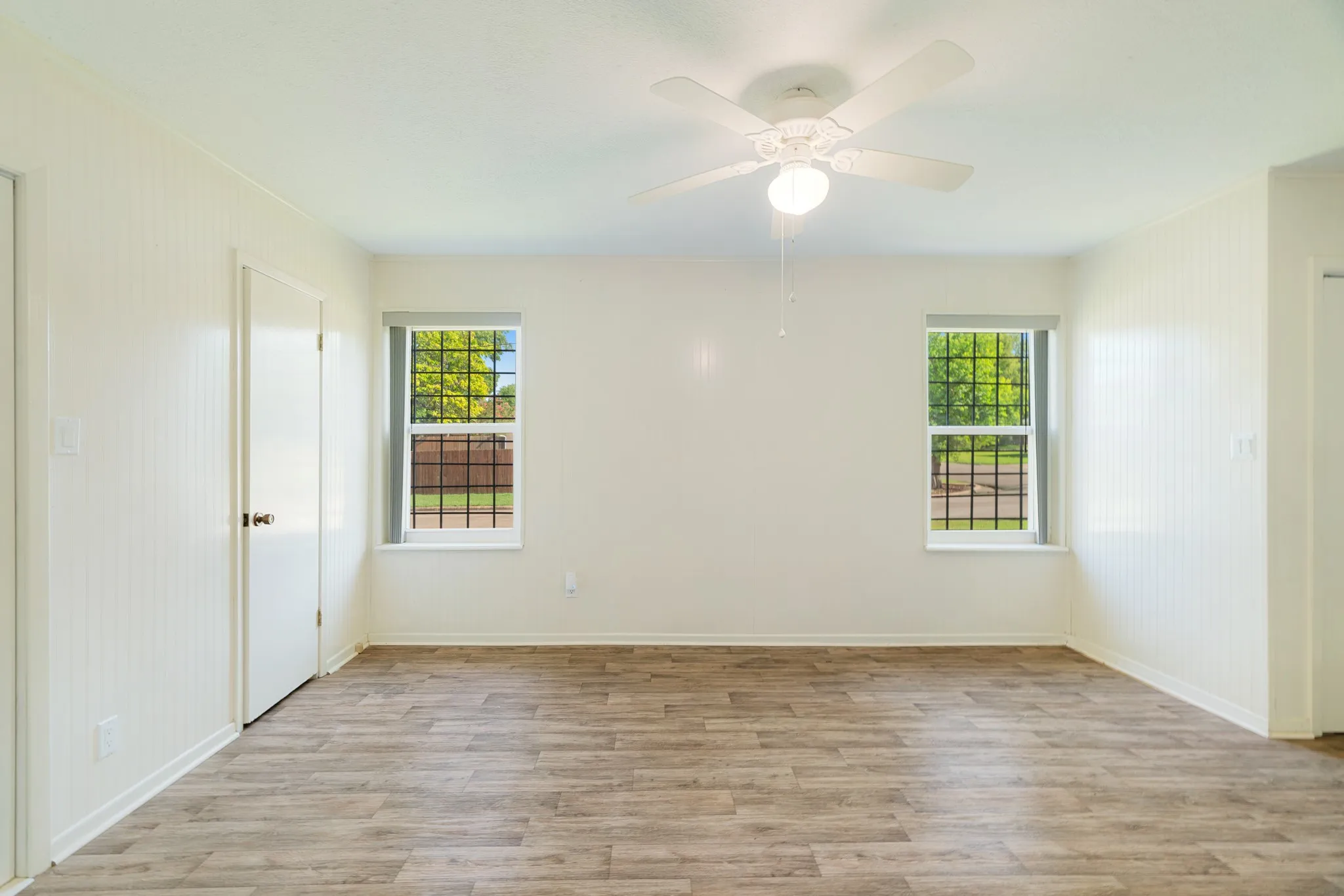 Single Family Residence For Sale in Red River (TX) County , 602 S Hall Street, Clarksville, Texas 75426, 3 Bedroom, 2 Bathroom, Garage spaces, 1,432 Sqft, built in 1978, mls#21358648, Real Estate Agent in Clarksville, Homes For Sale in Red River (TX) county, Homes For Sale in Clarksville, Realtor in Clarksville Texas, Real Estate Brokerage Independent Realty Texas, Luminita Cordes Realtor