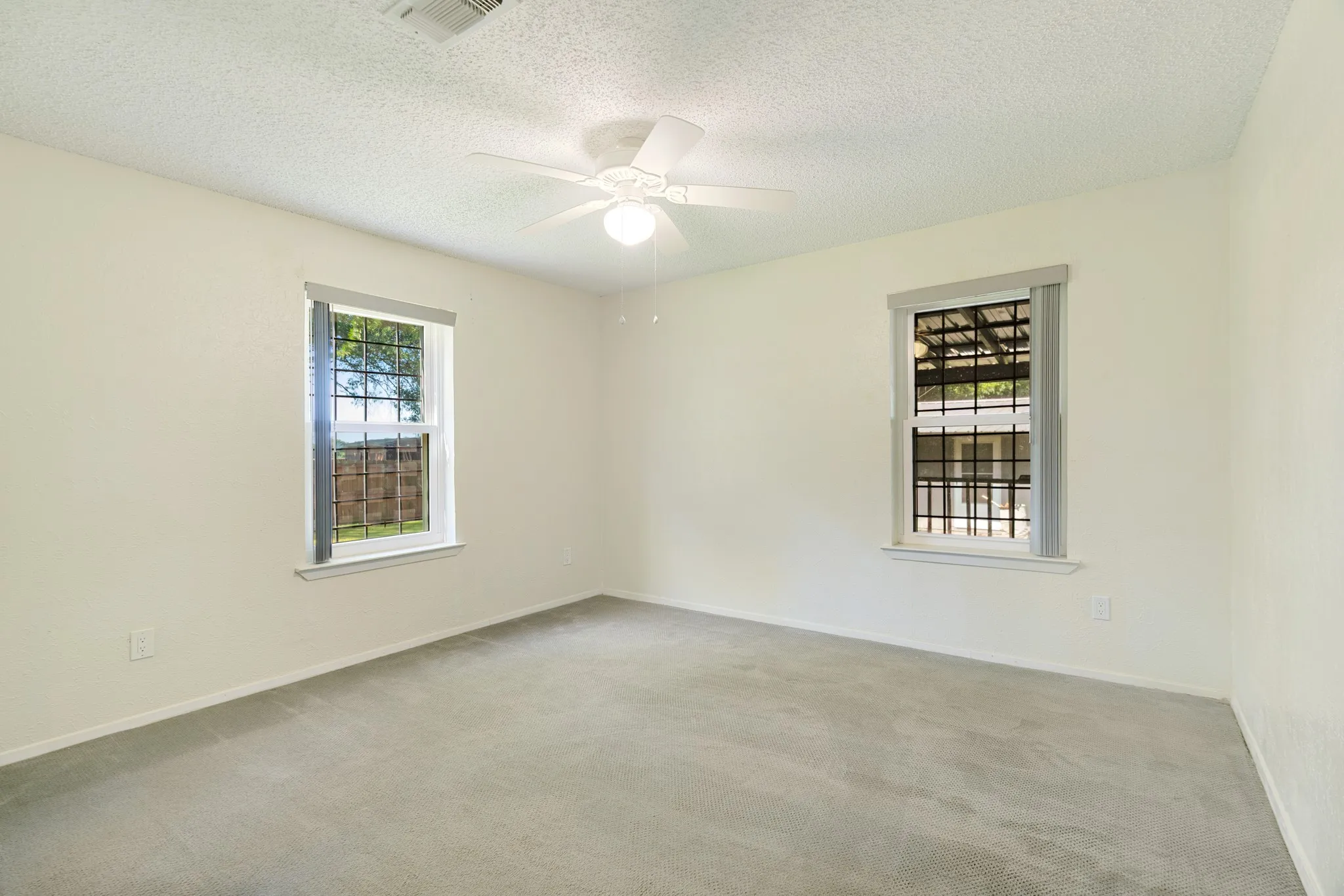 Single Family Residence For Sale in Red River (TX) County , 602 S Hall Street, Clarksville, Texas 75426, 3 Bedroom, 2 Bathroom, Garage spaces, 1,432 Sqft, built in 1978, mls#21358648, Real Estate Agent in Clarksville, Homes For Sale in Red River (TX) county, Homes For Sale in Clarksville, Realtor in Clarksville Texas, Real Estate Brokerage Independent Realty Texas, Luminita Cordes Realtor