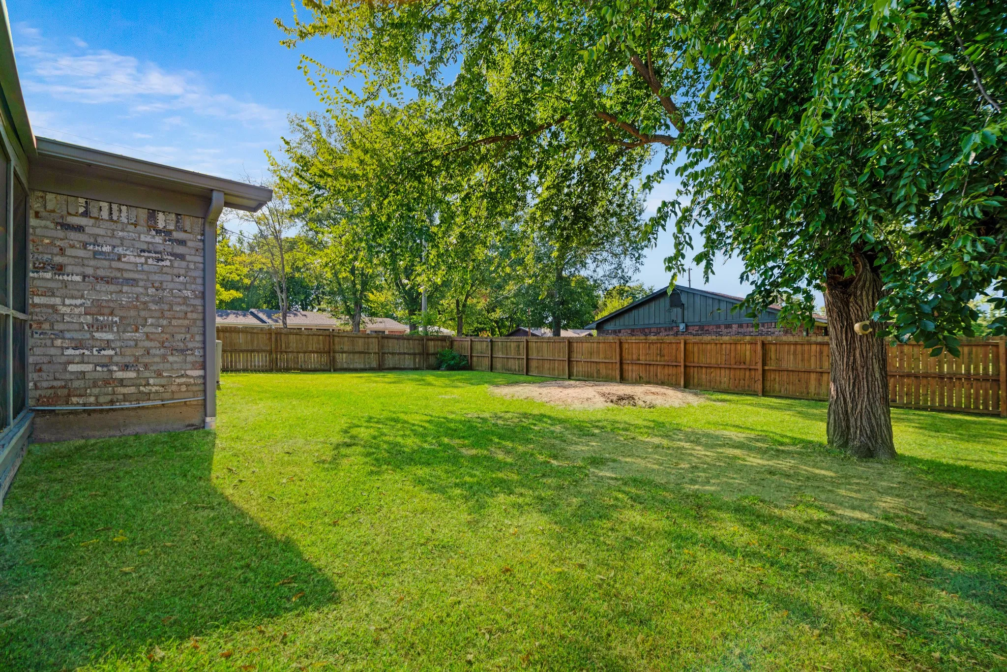 Single Family Residence For Sale in Red River (TX) County , 602 S Hall Street, Clarksville, Texas 75426, 3 Bedroom, 2 Bathroom, Garage spaces, 1,432 Sqft, built in 1978, mls#21358648, Real Estate Agent in Clarksville, Homes For Sale in Red River (TX) county, Homes For Sale in Clarksville, Realtor in Clarksville Texas, Real Estate Brokerage Independent Realty Texas, Luminita Cordes Realtor