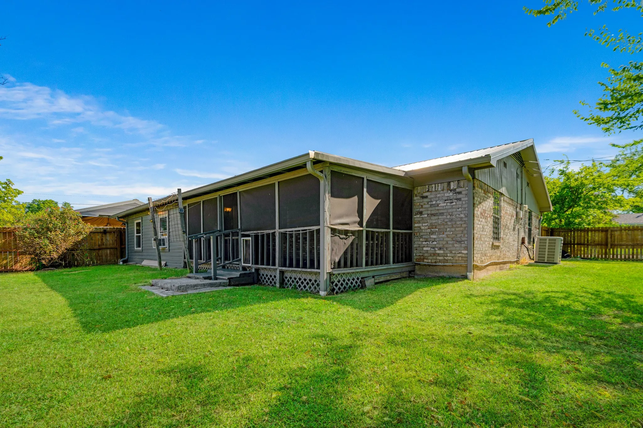 Single Family Residence For Sale in Red River (TX) County , 602 S Hall Street, Clarksville, Texas 75426, 3 Bedroom, 2 Bathroom, Garage spaces, 1,432 Sqft, built in 1978, mls#21358648, Real Estate Agent in Clarksville, Homes For Sale in Red River (TX) county, Homes For Sale in Clarksville, Realtor in Clarksville Texas, Real Estate Brokerage Independent Realty Texas, Luminita Cordes Realtor