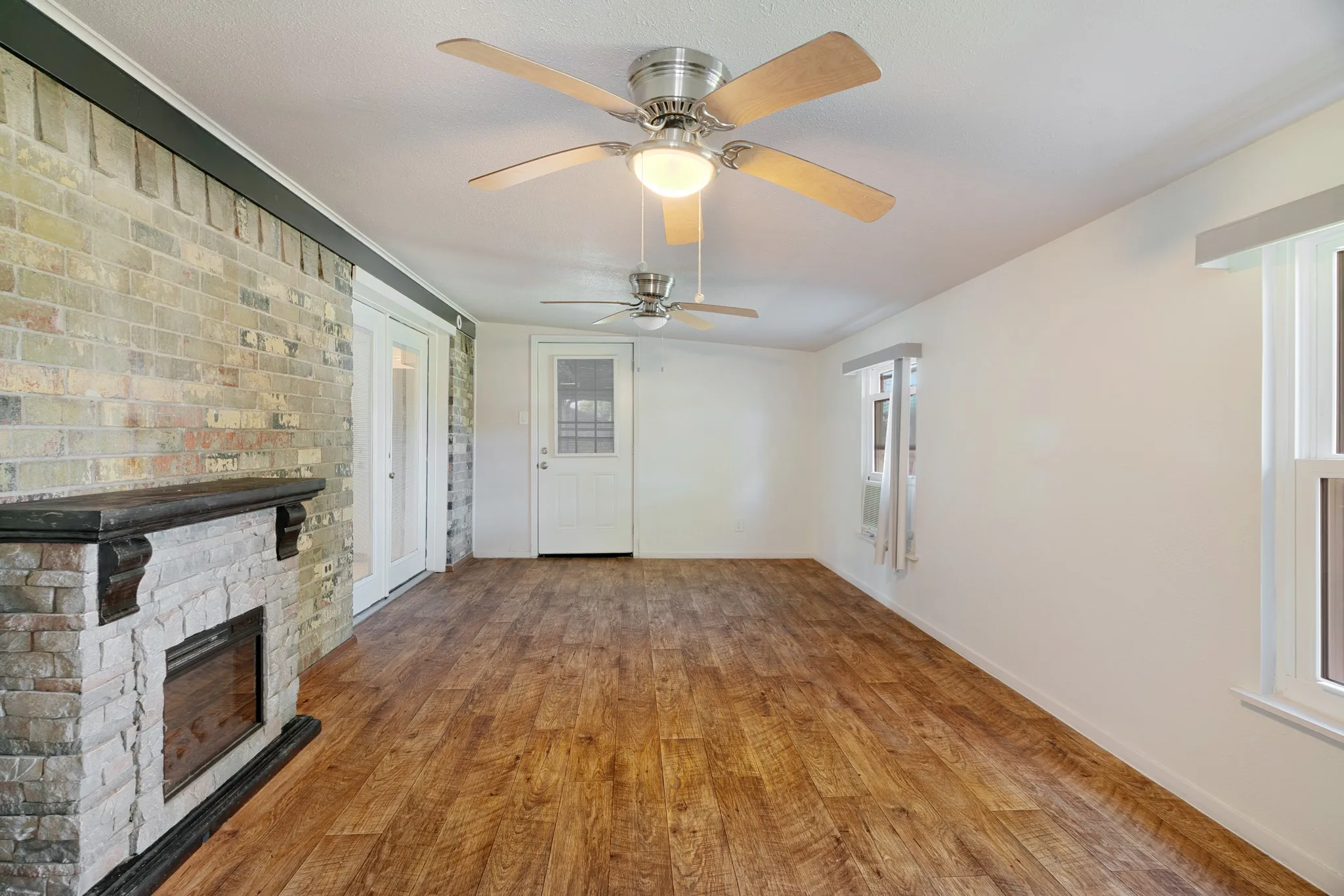 Single Family Residence For Sale in Red River (TX) County , 602 S Hall Street, Clarksville, Texas 75426, 3 Bedroom, 2 Bathroom, Garage spaces, 1,432 Sqft, built in 1978, mls#21358648, Real Estate Agent in Clarksville, Homes For Sale in Red River (TX) county, Homes For Sale in Clarksville, Realtor in Clarksville Texas, Real Estate Brokerage Independent Realty Texas, Luminita Cordes Realtor