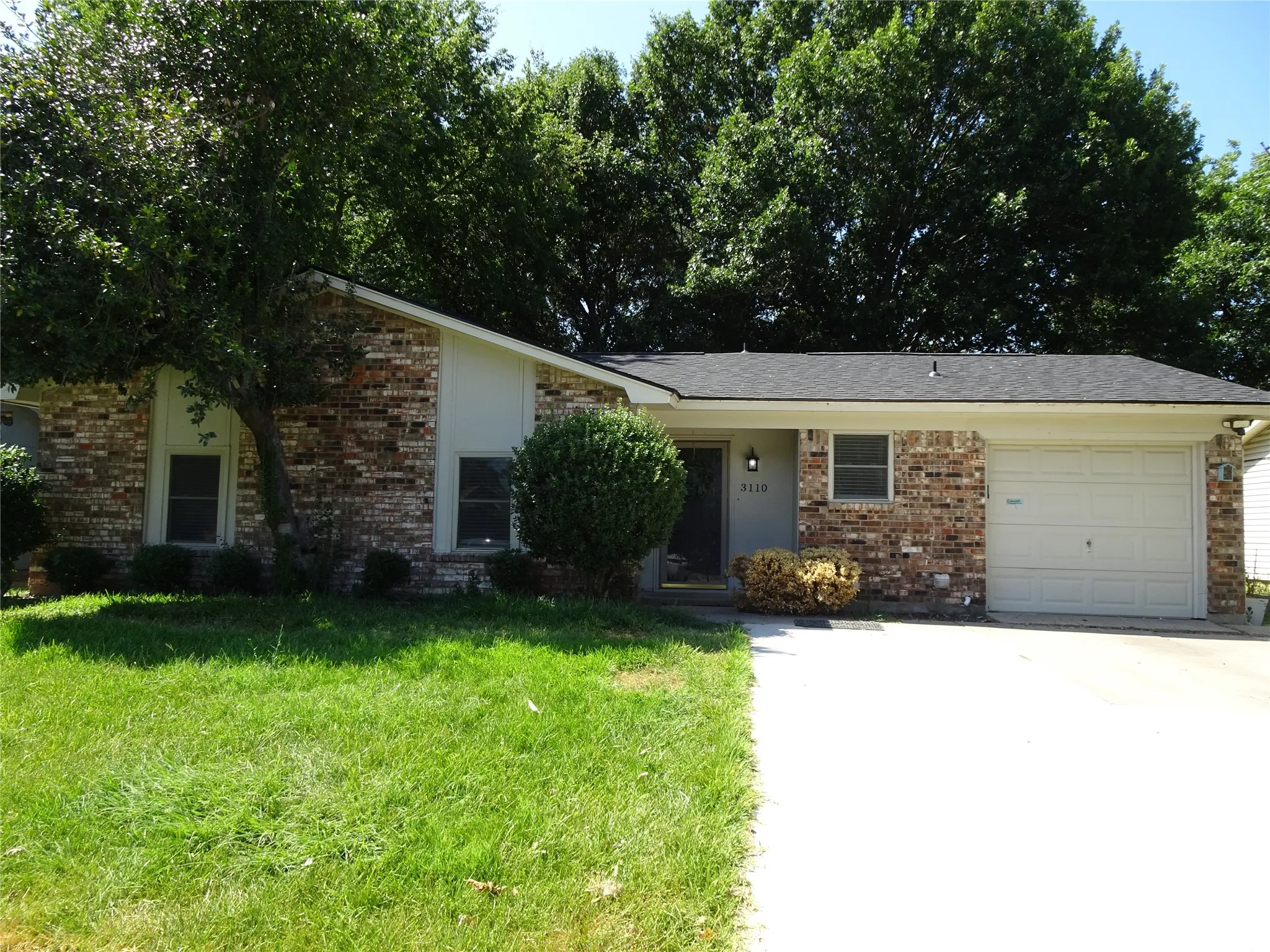 Single Family Residence For Rent in Dallas County , 3110 Sandra Lane, Rowlett, Texas 75088, 3 Bedroom, 2 Bathroom, 1 Garage spaces, 1,043 Sqft, built in 1971, mls#21356377, Real Estate Agent in Rowlett, Homes For Rent in Dallas county, Homes For Rent in Rowlett, Realtor in Rowlett Texas, Real Estate Brokerage Independent Realty Texas, Luminita Cordes Realtor