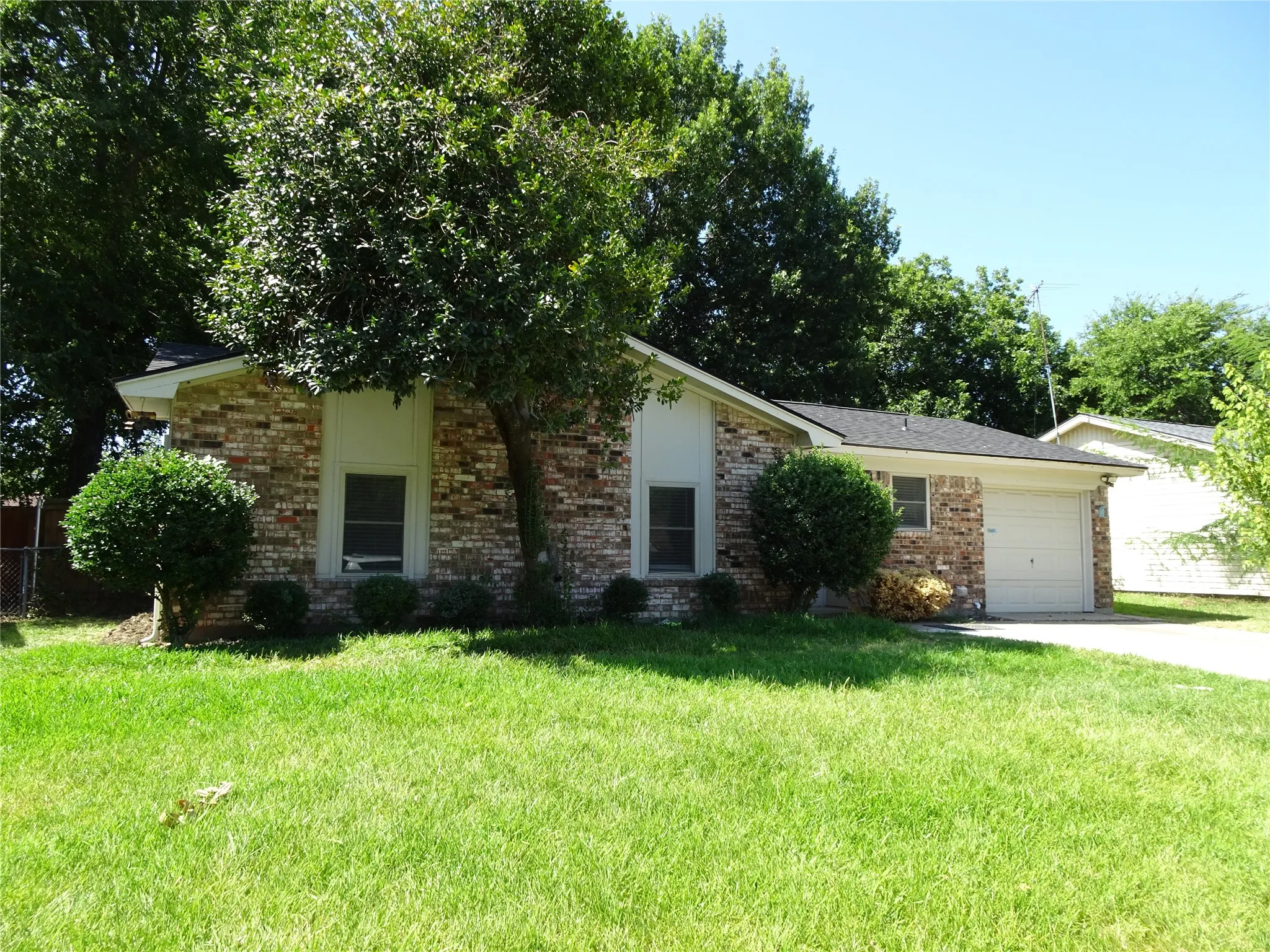 Single Family Residence For Rent in Dallas County , 3110 Sandra Lane, Rowlett, Texas 75088, 3 Bedroom, 2 Bathroom, 1 Garage spaces, 1,043 Sqft, built in 1971, mls#21356377, Real Estate Agent in Rowlett, Homes For Rent in Dallas county, Homes For Rent in Rowlett, Realtor in Rowlett Texas, Real Estate Brokerage Independent Realty Texas, Luminita Cordes Realtor