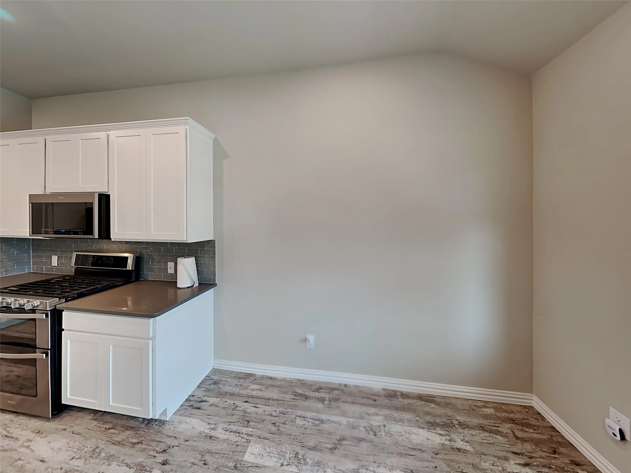 Single Family Residence For Rent in Tarrant County , 5533 Baker Creek Road, Fort Worth, Texas 76126, 3 Bedroom, 3 Bathroom, 2 Garage spaces, 2,597 Sqft, built in 2020, mls#21359661, Real Estate Agent in Fort Worth, Homes For Rent in Tarrant county, Homes For Rent in Fort Worth, Realtor in Fort Worth Texas, Real Estate Brokerage Independent Realty Texas, Luminita Cordes Realtor