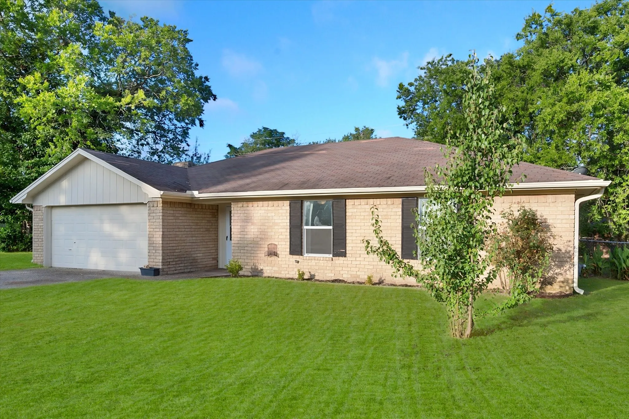 Single Family Residence For Rent in Navarro County , 2604 Fairmont Circle, Corsicana, Texas 75110, 3 Bedroom, 2 Bathroom, 2 Garage spaces, 1,633 Sqft, built in 1975, mls#21359289, Real Estate Agent in Corsicana, Homes For Rent in Navarro county, Homes For Rent in Corsicana, Realtor in Corsicana Texas, Real Estate Brokerage Independent Realty Texas, Luminita Cordes Realtor