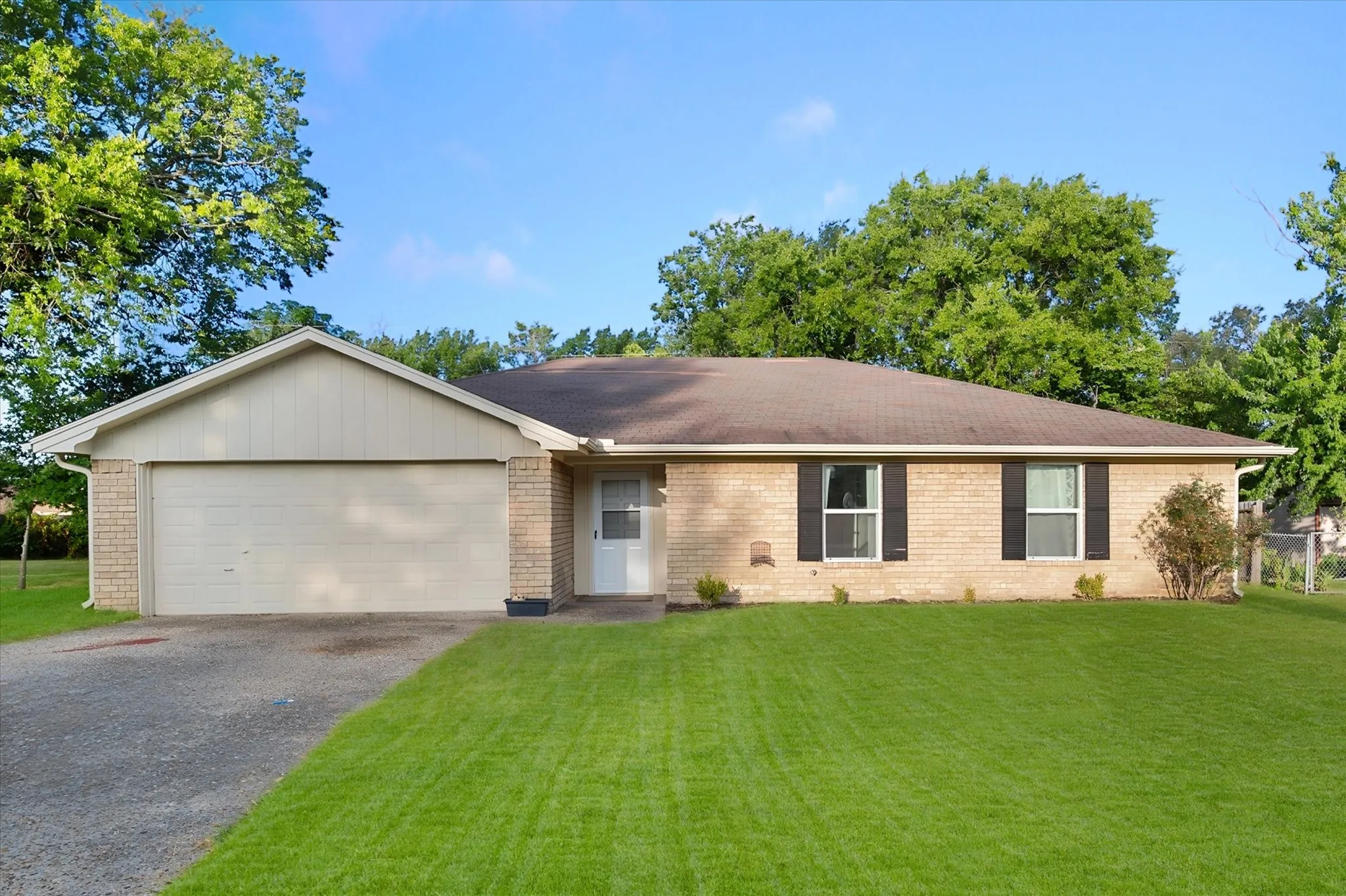 Single Family Residence For Rent in Navarro County , 2604 Fairmont Circle, Corsicana, Texas 75110, 3 Bedroom, 2 Bathroom, 2 Garage spaces, 1,633 Sqft, built in 1975, mls#21359289, Real Estate Agent in Corsicana, Homes For Rent in Navarro county, Homes For Rent in Corsicana, Realtor in Corsicana Texas, Real Estate Brokerage Independent Realty Texas, Luminita Cordes Realtor