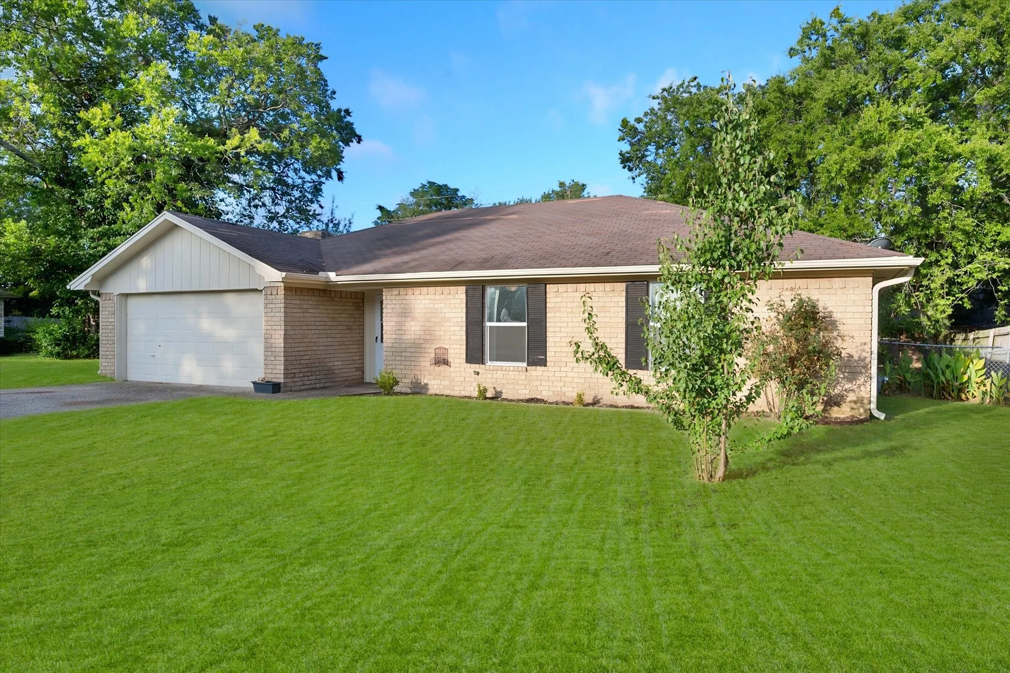 Single Family Residence For Rent in Navarro County , 2604 Fairmont Circle, Corsicana, Texas 75110, 3 Bedroom, 2 Bathroom, 2 Garage spaces, 1,633 Sqft, built in 1975, mls#21359289, Real Estate Agent in Corsicana, Homes For Rent in Navarro county, Homes For Rent in Corsicana, Realtor in Corsicana Texas, Real Estate Brokerage Independent Realty Texas, Luminita Cordes Realtor