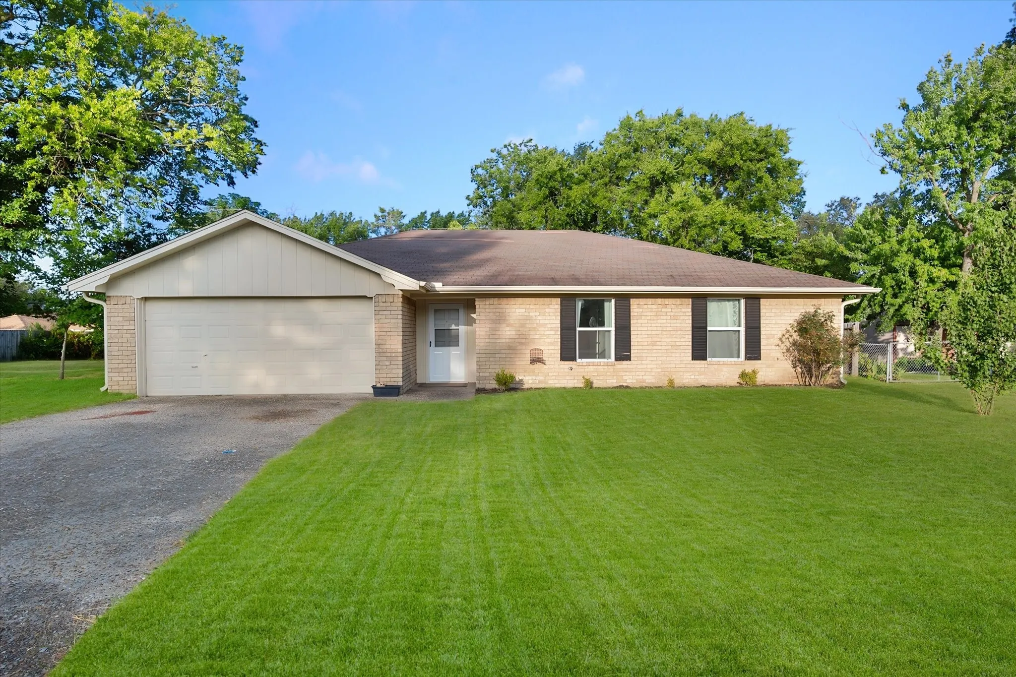 Single Family Residence For Rent in Navarro County , 2604 Fairmont Circle, Corsicana, Texas 75110, 3 Bedroom, 2 Bathroom, 2 Garage spaces, 1,633 Sqft, built in 1975, mls#21359289, Real Estate Agent in Corsicana, Homes For Rent in Navarro county, Homes For Rent in Corsicana, Realtor in Corsicana Texas, Real Estate Brokerage Independent Realty Texas, Luminita Cordes Realtor