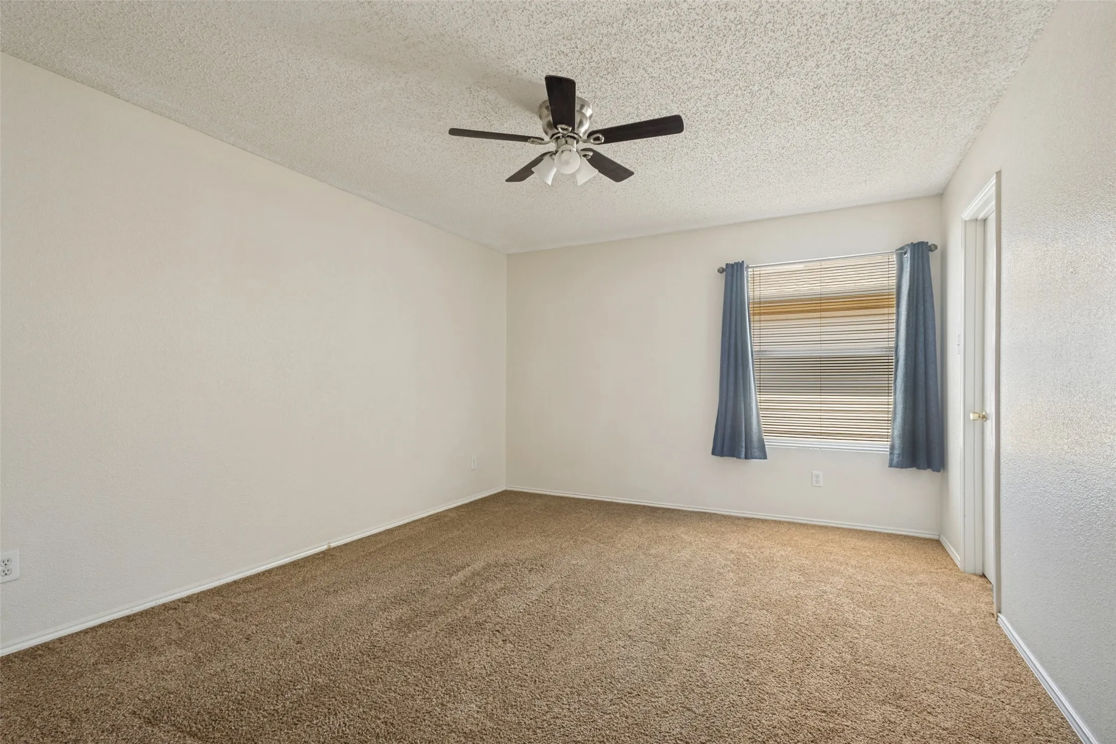 Single Family Residence For Sale in Denton County , 7612 Mosspoint Court, Denton, Texas 76210, 5 Bedroom, 4 Bathroom, 2 Garage spaces, 3,904 Sqft, built in 2002, mls#21359450, Real Estate Agent in Denton, Homes For Sale in Denton county, Homes For Sale in Denton, Realtor in Denton Texas, Real Estate Brokerage Independent Realty Texas, Luminita Cordes Realtor