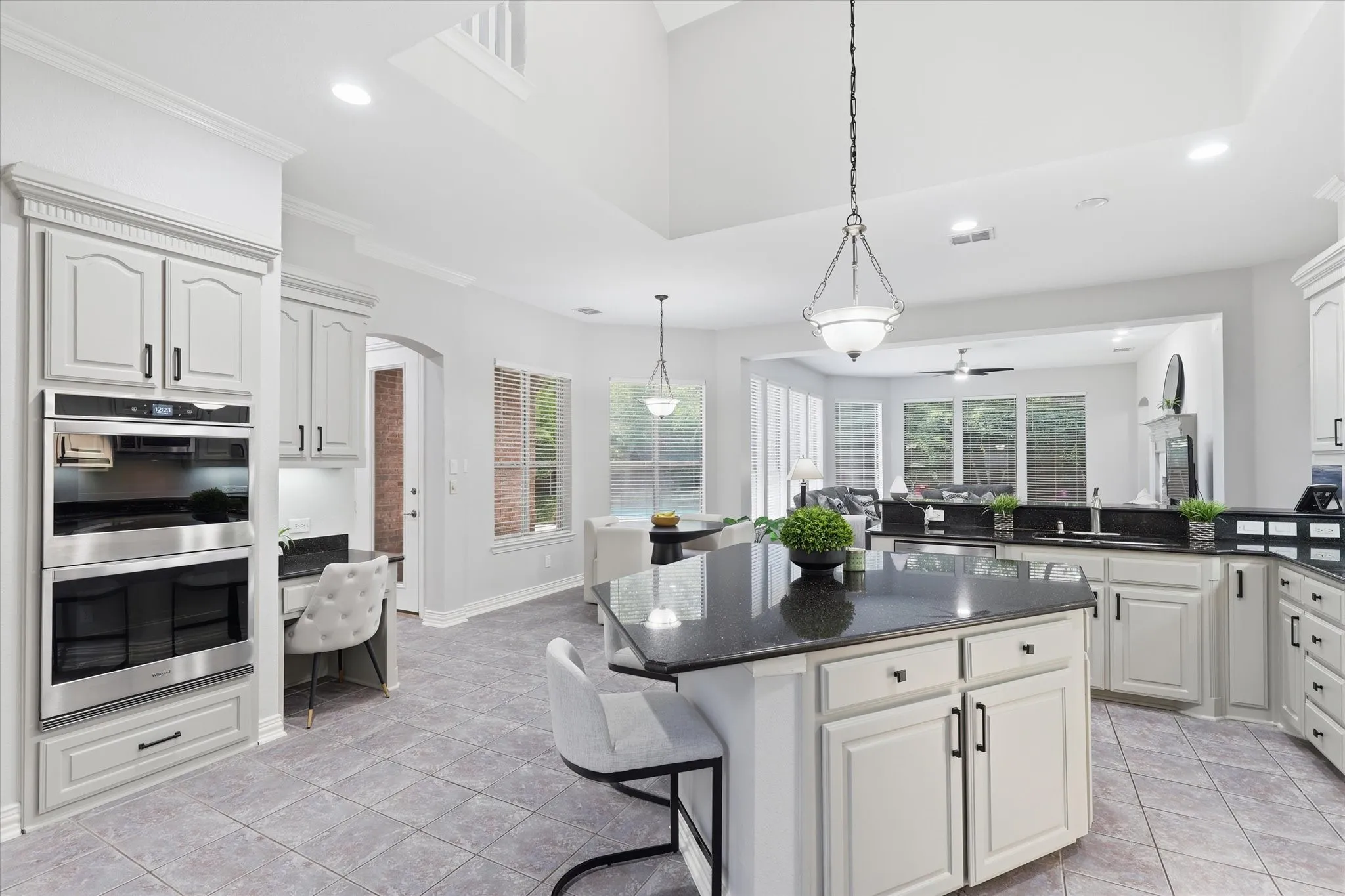 There's plenty of space for preparing family meals, this Kitchen will not feel crowded.