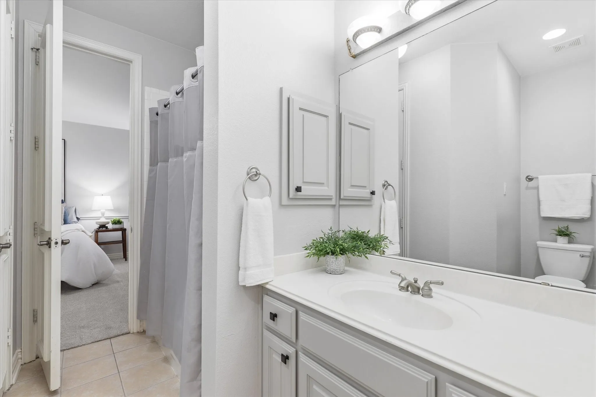 Hollywood Bath between Bedroom #3 and #4