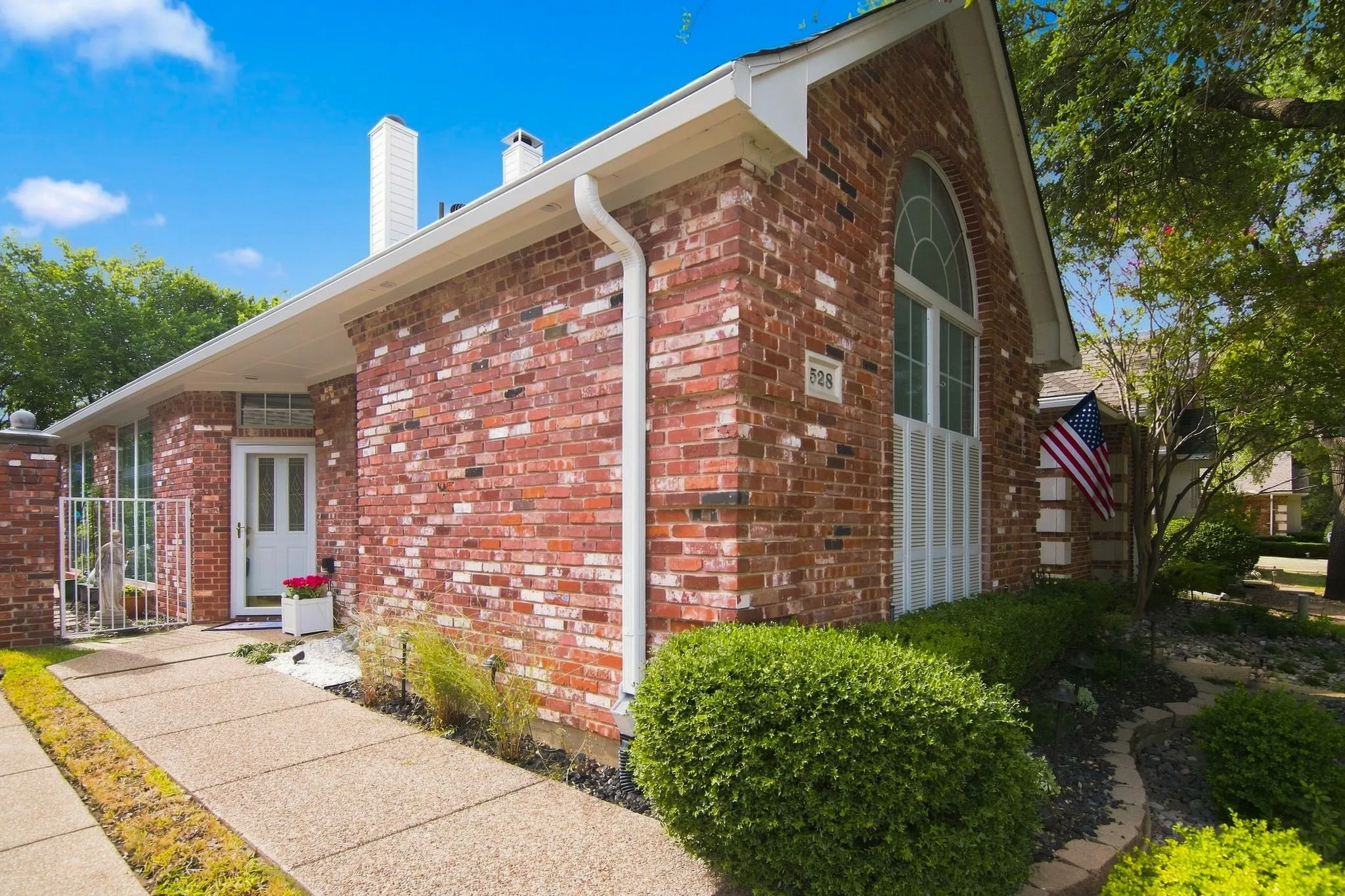 Single Family Residence For Sale in Tarrant County , 528 Chateau Trail, Arlington, Texas 76012, 2 Bedroom, 2 Bathroom, 2 Garage spaces, 1,369 Sqft, built in 1994, mls#21359214, Real Estate Agent in Arlington, Homes For Sale in Tarrant county, Homes For Sale in Arlington, Realtor in Arlington Texas, Real Estate Brokerage Independent Realty Texas, Luminita Cordes Realtor