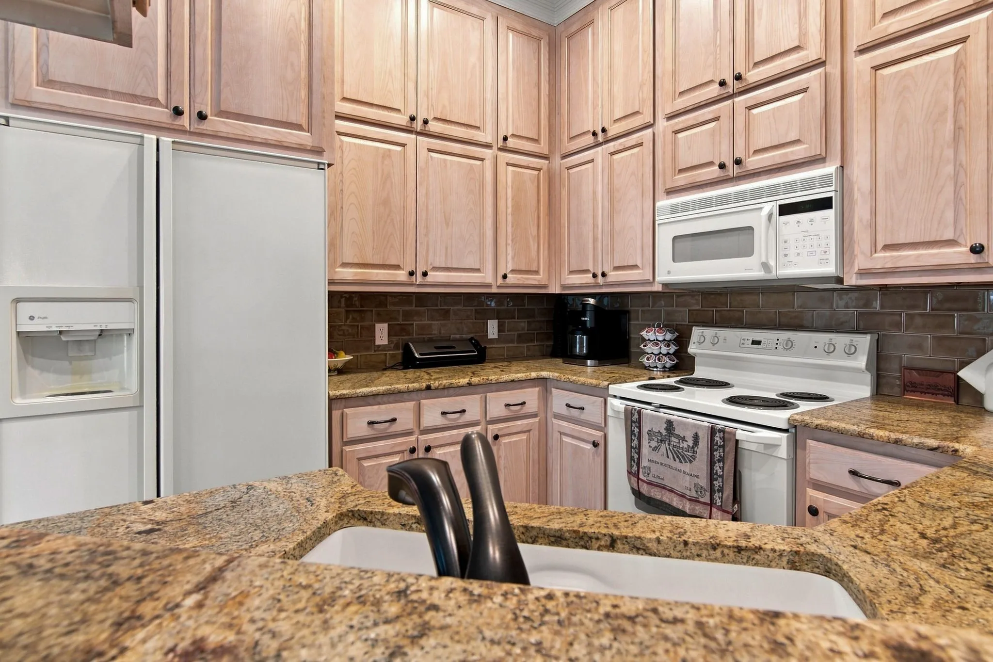 Single Family Residence For Sale in Tarrant County , 528 Chateau Trail, Arlington, Texas 76012, 2 Bedroom, 2 Bathroom, 2 Garage spaces, 1,369 Sqft, built in 1994, mls#21359214, Real Estate Agent in Arlington, Homes For Sale in Tarrant county, Homes For Sale in Arlington, Realtor in Arlington Texas, Real Estate Brokerage Independent Realty Texas, Luminita Cordes Realtor