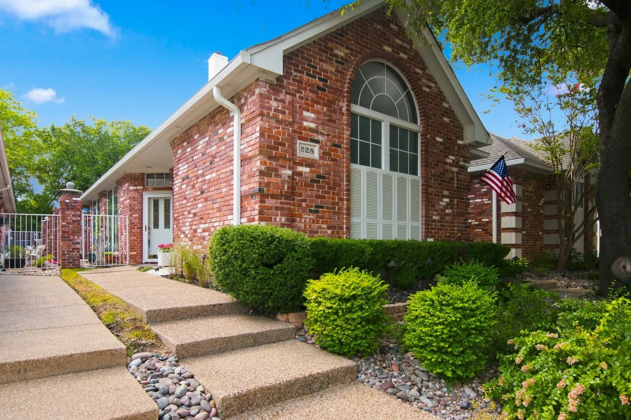 Single Family Residence For Sale in Tarrant County , 528 Chateau Trail, Arlington, Texas 76012, 2 Bedroom, 2 Bathroom, 2 Garage spaces, 1,369 Sqft, built in 1994, mls#21359214, Real Estate Agent in Arlington, Homes For Sale in Tarrant county, Homes For Sale in Arlington, Realtor in Arlington Texas, Real Estate Brokerage Independent Realty Texas, Luminita Cordes Realtor