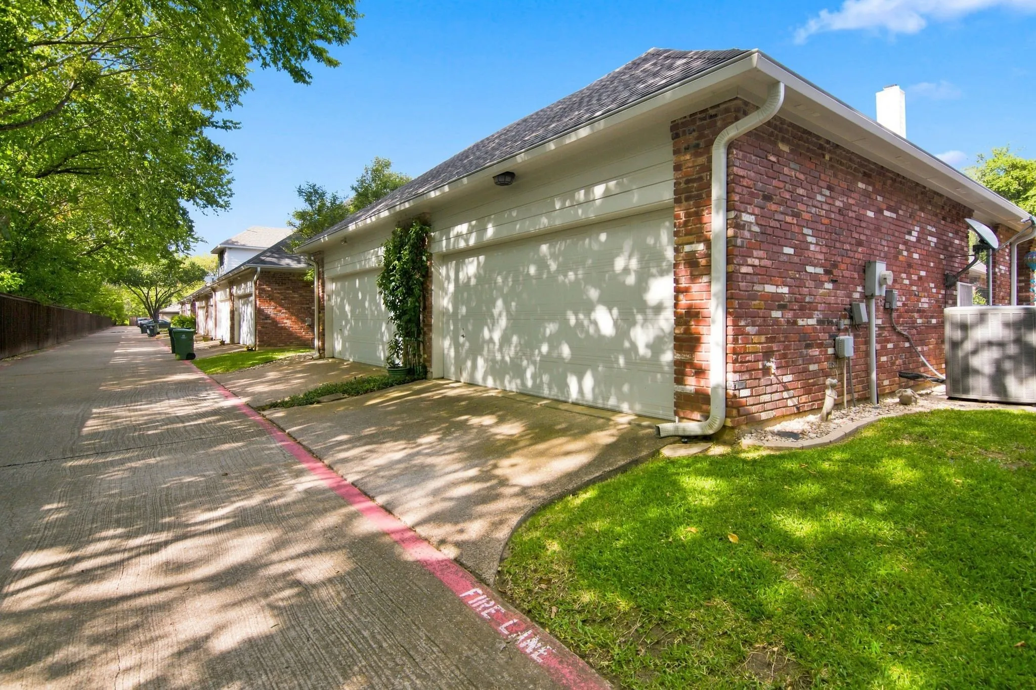 Single Family Residence For Sale in Tarrant County , 528 Chateau Trail, Arlington, Texas 76012, 2 Bedroom, 2 Bathroom, 2 Garage spaces, 1,369 Sqft, built in 1994, mls#21359214, Real Estate Agent in Arlington, Homes For Sale in Tarrant county, Homes For Sale in Arlington, Realtor in Arlington Texas, Real Estate Brokerage Independent Realty Texas, Luminita Cordes Realtor