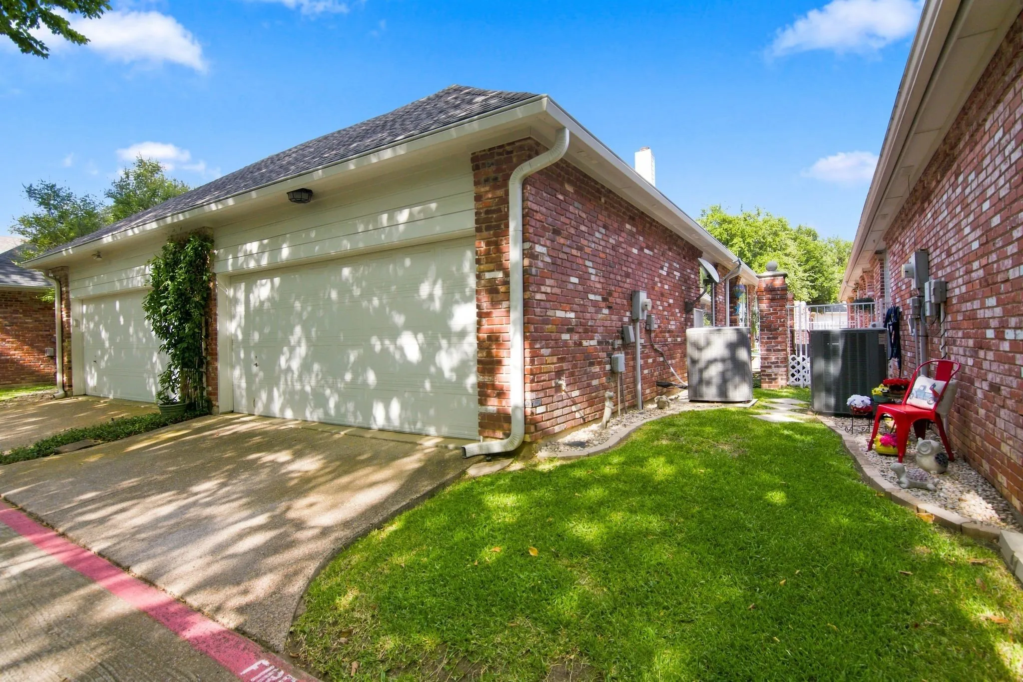 Single Family Residence For Sale in Tarrant County , 528 Chateau Trail, Arlington, Texas 76012, 2 Bedroom, 2 Bathroom, 2 Garage spaces, 1,369 Sqft, built in 1994, mls#21359214, Real Estate Agent in Arlington, Homes For Sale in Tarrant county, Homes For Sale in Arlington, Realtor in Arlington Texas, Real Estate Brokerage Independent Realty Texas, Luminita Cordes Realtor