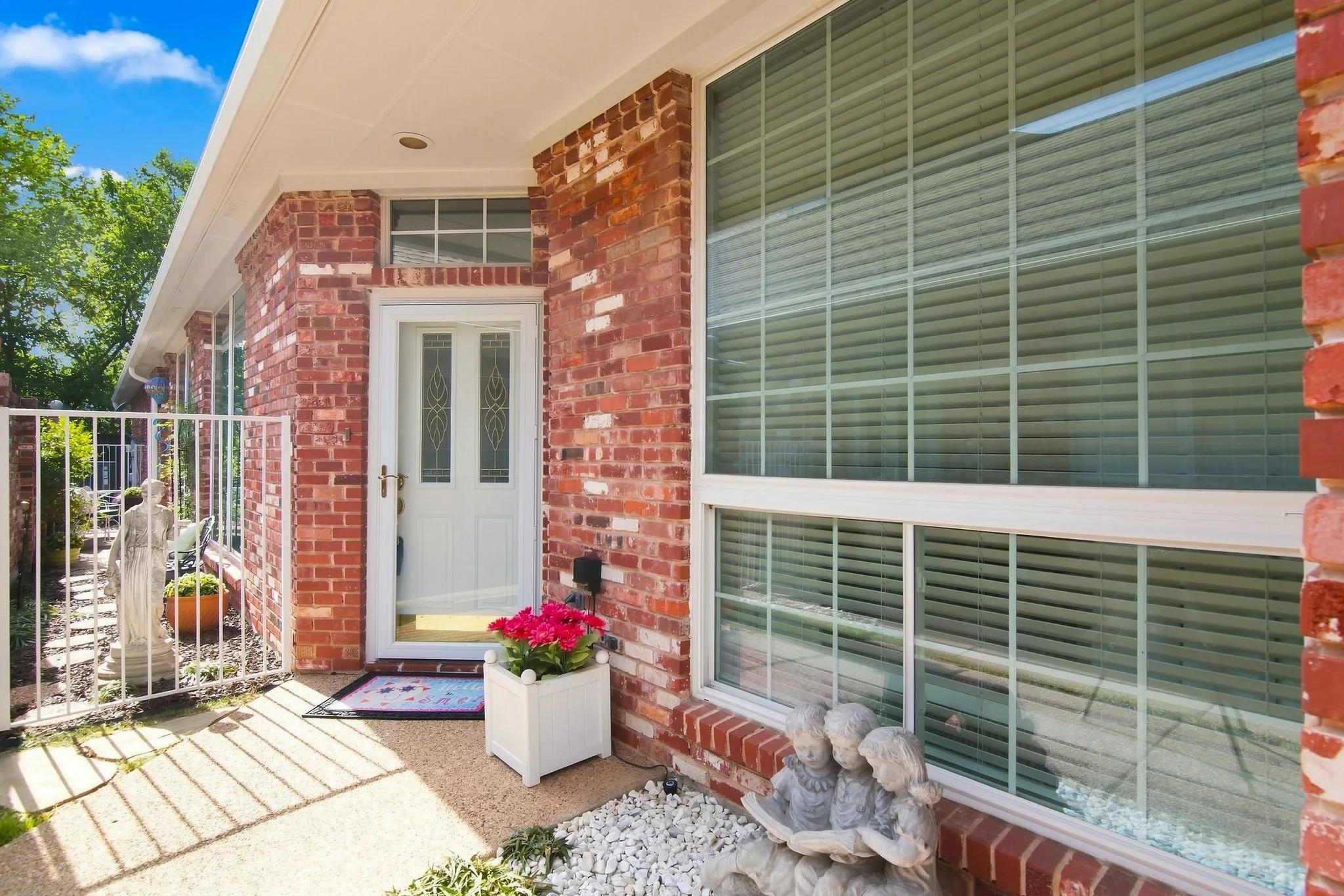 Single Family Residence For Sale in Tarrant County , 528 Chateau Trail, Arlington, Texas 76012, 2 Bedroom, 2 Bathroom, 2 Garage spaces, 1,369 Sqft, built in 1994, mls#21359214, Real Estate Agent in Arlington, Homes For Sale in Tarrant county, Homes For Sale in Arlington, Realtor in Arlington Texas, Real Estate Brokerage Independent Realty Texas, Luminita Cordes Realtor