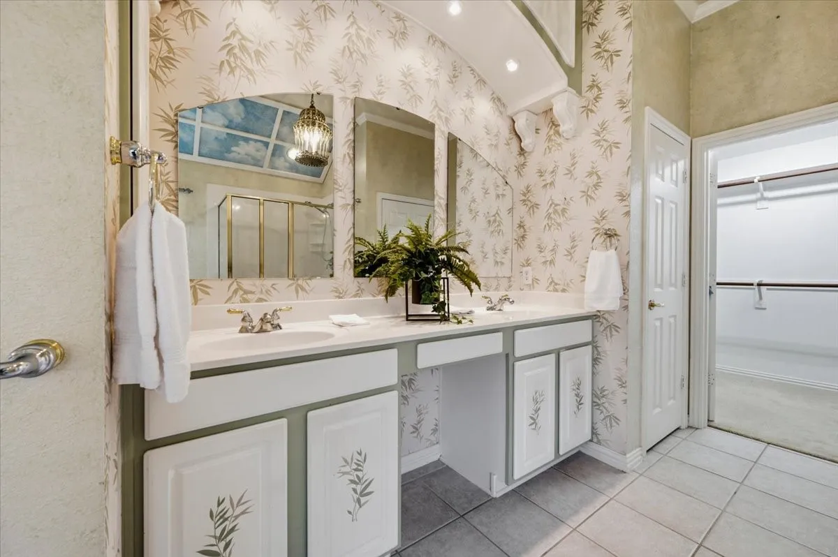 picture before wall paper removed bath room walls and cabinets painted