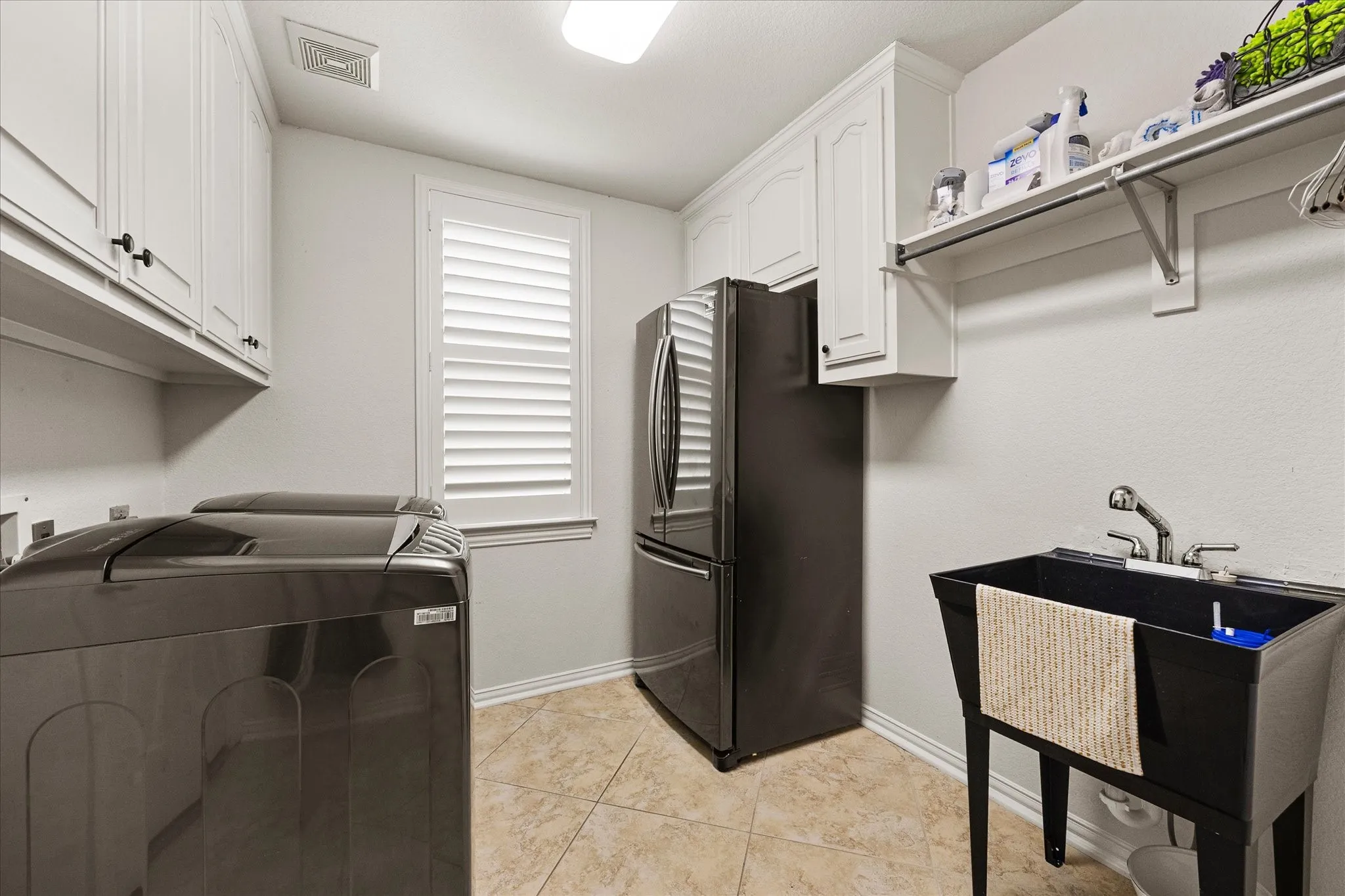 large laundry room with sink