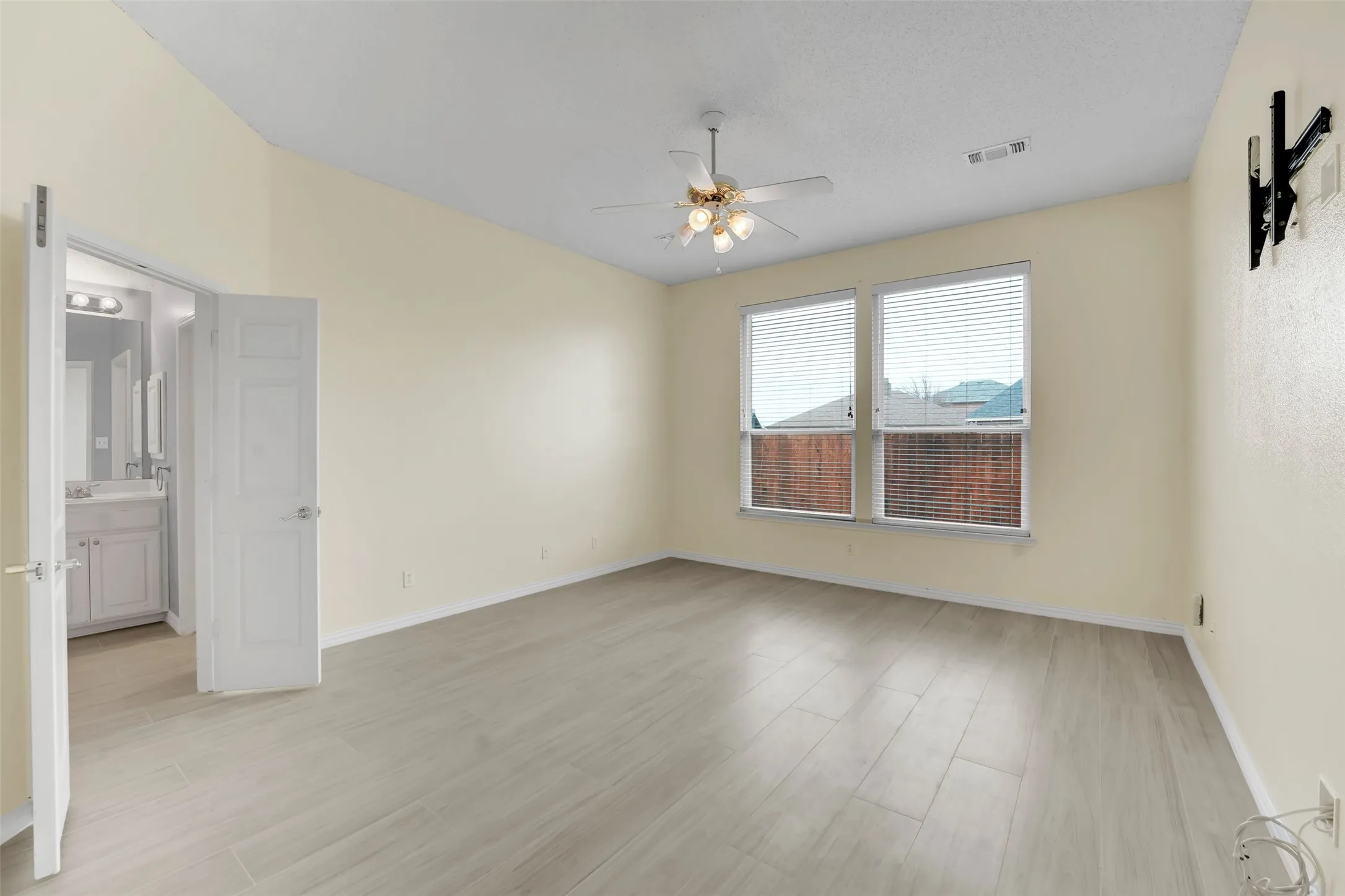 Single Family Residence For Rent in Tarrant County , 2700 Edgefield Trail, Mansfield, Texas 76063, 4 Bedroom, 3 Bathroom, 2 Garage spaces, 2,962 Sqft, built in 2001, mls#21359773, Real Estate Agent in Mansfield, Homes For Rent in Tarrant county, Homes For Rent in Mansfield, Realtor in Mansfield Texas, Real Estate Brokerage Independent Realty Texas, Luminita Cordes Realtor