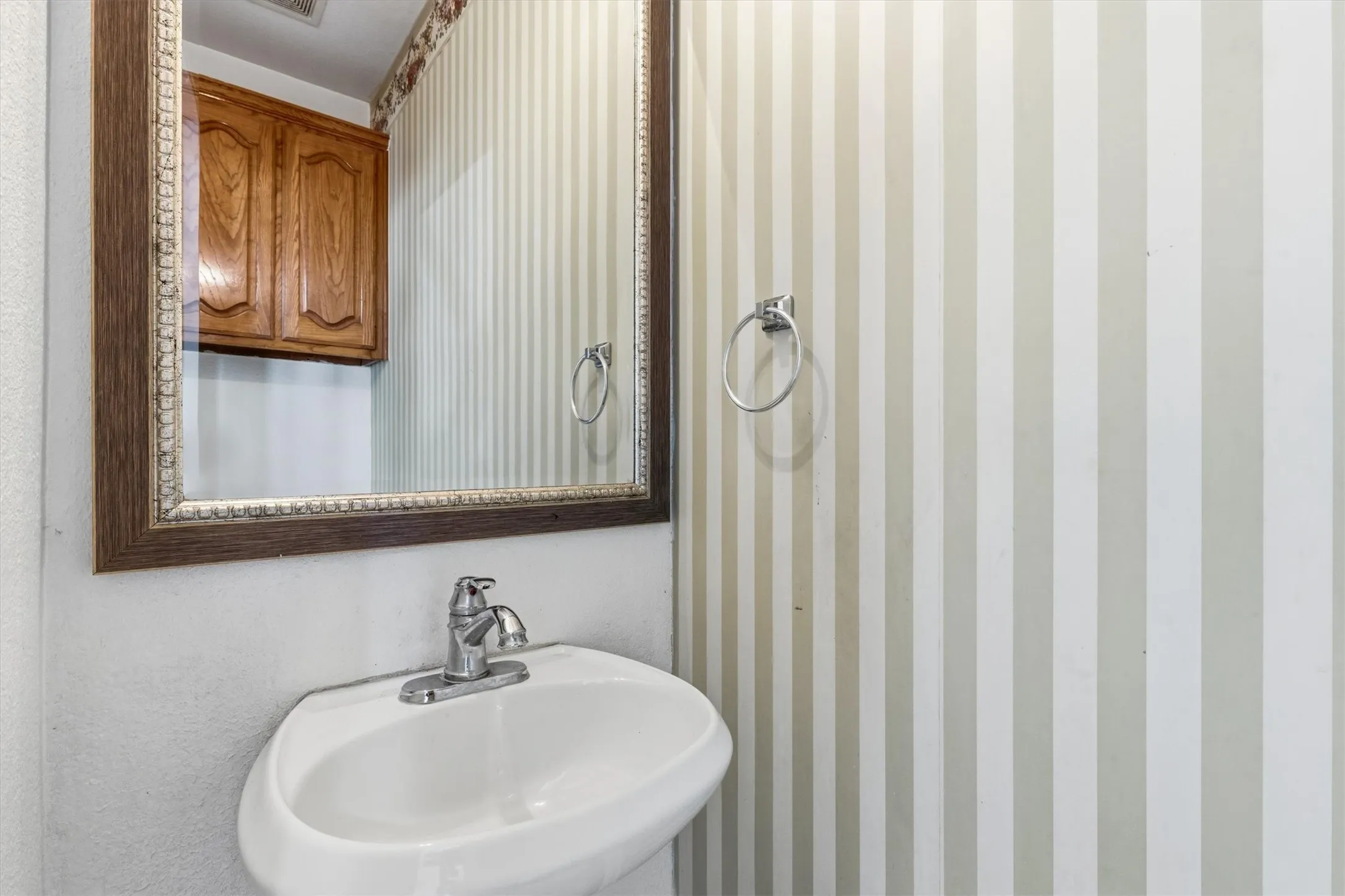 Single Family Residence For Sale in Collin County , 1332 Marwood Drive, Allen, Texas 75013, 4 Bedroom, 3 Bathroom, 2 Garage spaces, 2,274 Sqft, built in 2000, mls#21359602, Real Estate Agent in Allen, Homes For Sale in Collin county, Homes For Sale in Allen, Realtor in Allen Texas, Real Estate Brokerage Independent Realty Texas, Luminita Cordes Realtor