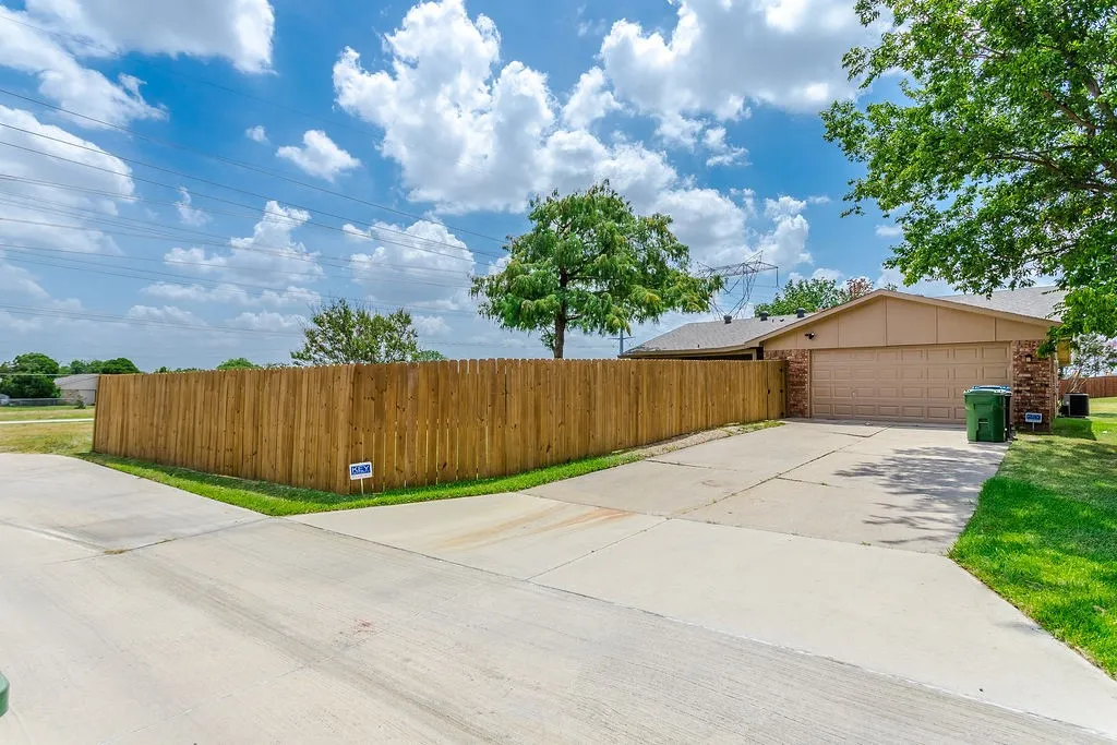 Single Family Residence For Rent in Denton County , 5264 Pruitt Drive, The Colony, Texas 75056, 3 Bedroom, 2 Bathroom, 2 Garage spaces, 1,881 Sqft, built in 1983, mls#21356626, Real Estate Agent in The Colony, Homes For Rent in Denton county, Homes For Rent in The Colony, Realtor in The Colony Texas, Real Estate Brokerage Independent Realty Texas, Luminita Cordes Realtor