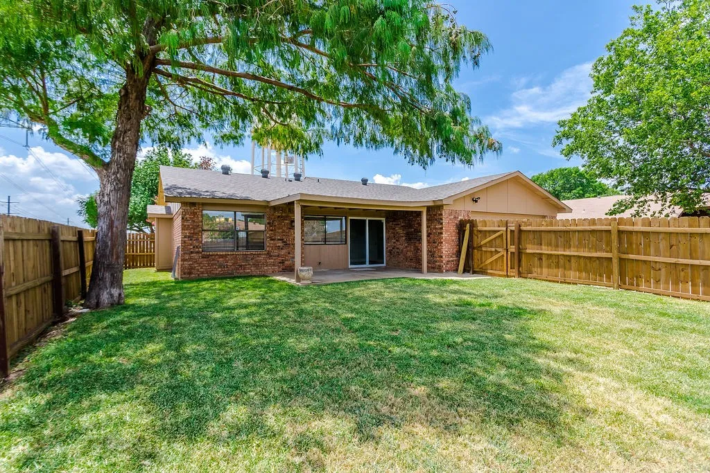 Single Family Residence For Rent in Denton County , 5264 Pruitt Drive, The Colony, Texas 75056, 3 Bedroom, 2 Bathroom, 2 Garage spaces, 1,881 Sqft, built in 1983, mls#21356626, Real Estate Agent in The Colony, Homes For Rent in Denton county, Homes For Rent in The Colony, Realtor in The Colony Texas, Real Estate Brokerage Independent Realty Texas, Luminita Cordes Realtor