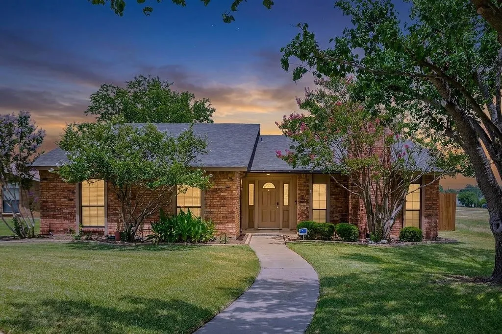 Single Family Residence For Rent in Denton County , 5264 Pruitt Drive, The Colony, Texas 75056, 3 Bedroom, 2 Bathroom, 2 Garage spaces, 1,881 Sqft, built in 1983, mls#21356626, Real Estate Agent in The Colony, Homes For Rent in Denton county, Homes For Rent in The Colony, Realtor in The Colony Texas, Real Estate Brokerage Independent Realty Texas, Luminita Cordes Realtor