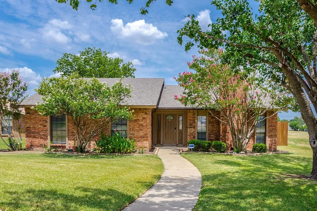 Single Family Residence For Rent in Denton County , 5264 Pruitt Drive, The Colony, Texas 75056, 3 Bedroom, 2 Bathroom, 2 Garage spaces, 1,881 Sqft, built in 1983, mls#21356626, Real Estate Agent in The Colony, Homes For Rent in Denton county, Homes For Rent in The Colony, Realtor in The Colony Texas, Real Estate Brokerage Independent Realty Texas, Luminita Cordes Realtor