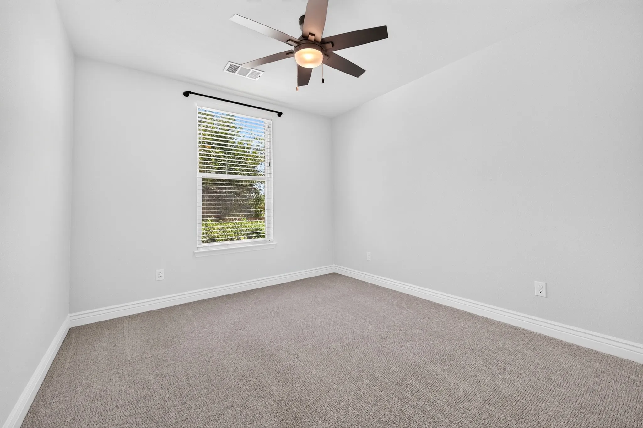 Single Family Residence For Sale in Denton County , 9516 Creekwood, Denton, Texas 76207, 2 Bedroom, 3 Bathroom, 3 Garage spaces, 1,787 Sqft, built in 2023, mls#21358356, Real Estate Agent in Denton, Homes For Sale in Denton county, Homes For Sale in Denton, Realtor in Denton Texas, Real Estate Brokerage Independent Realty Texas, Luminita Cordes Realtor