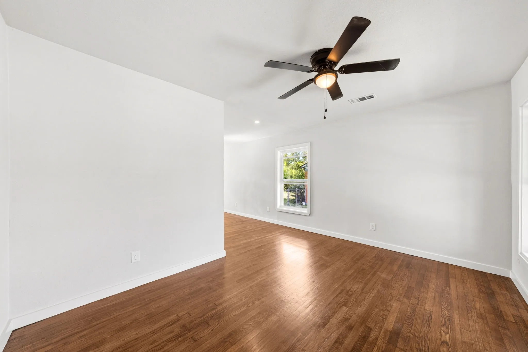 Single Family Residence For Sale in Dallas County , 3631 Idaho Avenue, Dallas, Texas 75216, 3 Bedroom, 2 Bathroom, 1 Garage spaces, 1,079 Sqft, built in 1950, mls#21359244, Real Estate Agent in Dallas, Homes For Sale in Dallas county, Homes For Sale in Dallas, Realtor in Dallas Texas, Real Estate Brokerage Independent Realty Texas, Luminita Cordes Realtor