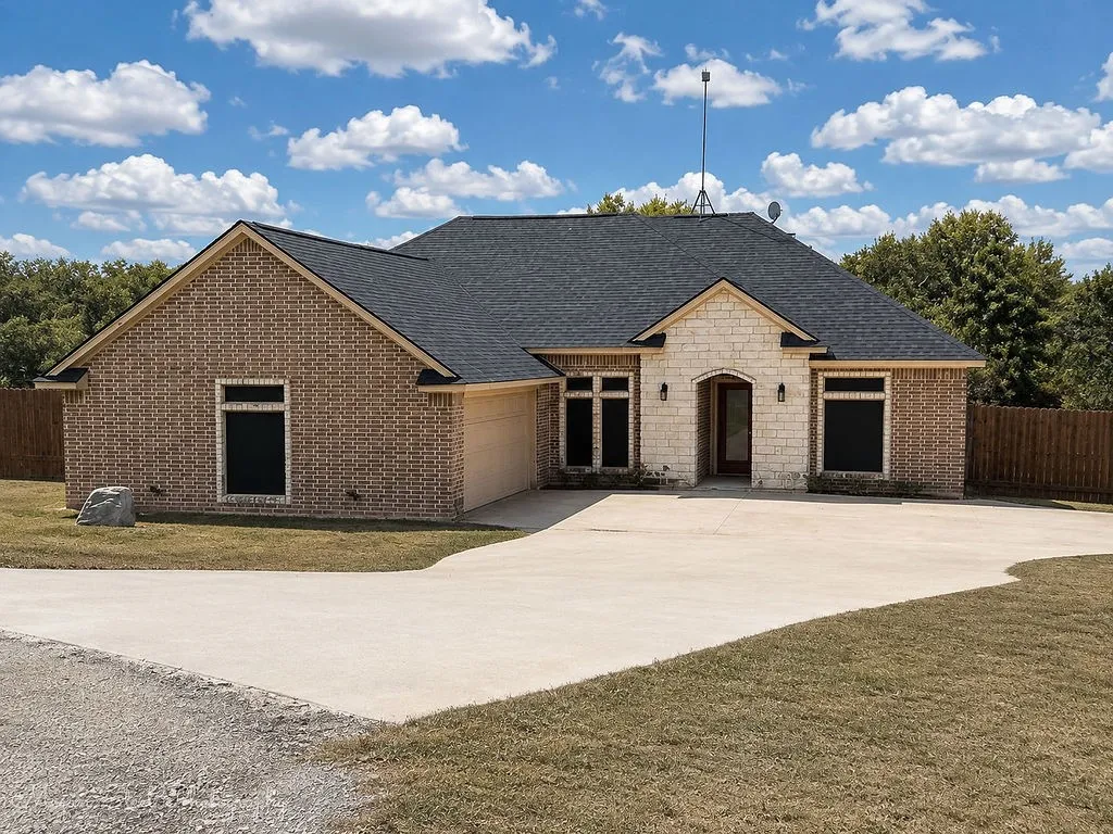 Single Family Residence For Sale in Parker County , 108 Tay Court, Weatherford, Texas 76088, 3 Bedroom, 2 Bathroom, 2 Garage spaces, 1,635 Sqft, built in 2008, mls#21358425, Real Estate Agent in Weatherford, Homes For Sale in Parker county, Homes For Sale in Weatherford, Realtor in Weatherford Texas, Real Estate Brokerage Independent Realty Texas, Luminita Cordes Realtor
