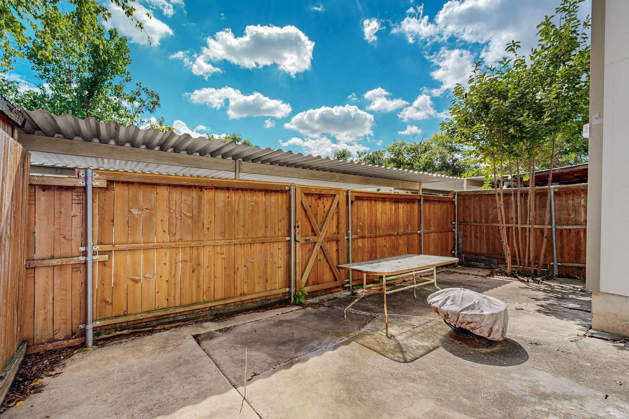 Townhouse For Sale in Dallas County , 13818 Methuen Green Lane, Dallas, Texas 75240, 3 Bedroom, 3 Bathroom, Garage spaces, 1,651 Sqft, built in 1969, mls#21350339, Real Estate Agent in Dallas, Homes For Sale in Dallas county, Homes For Sale in Dallas, Realtor in Dallas Texas, Real Estate Brokerage Independent Realty Texas, Luminita Cordes Realtor