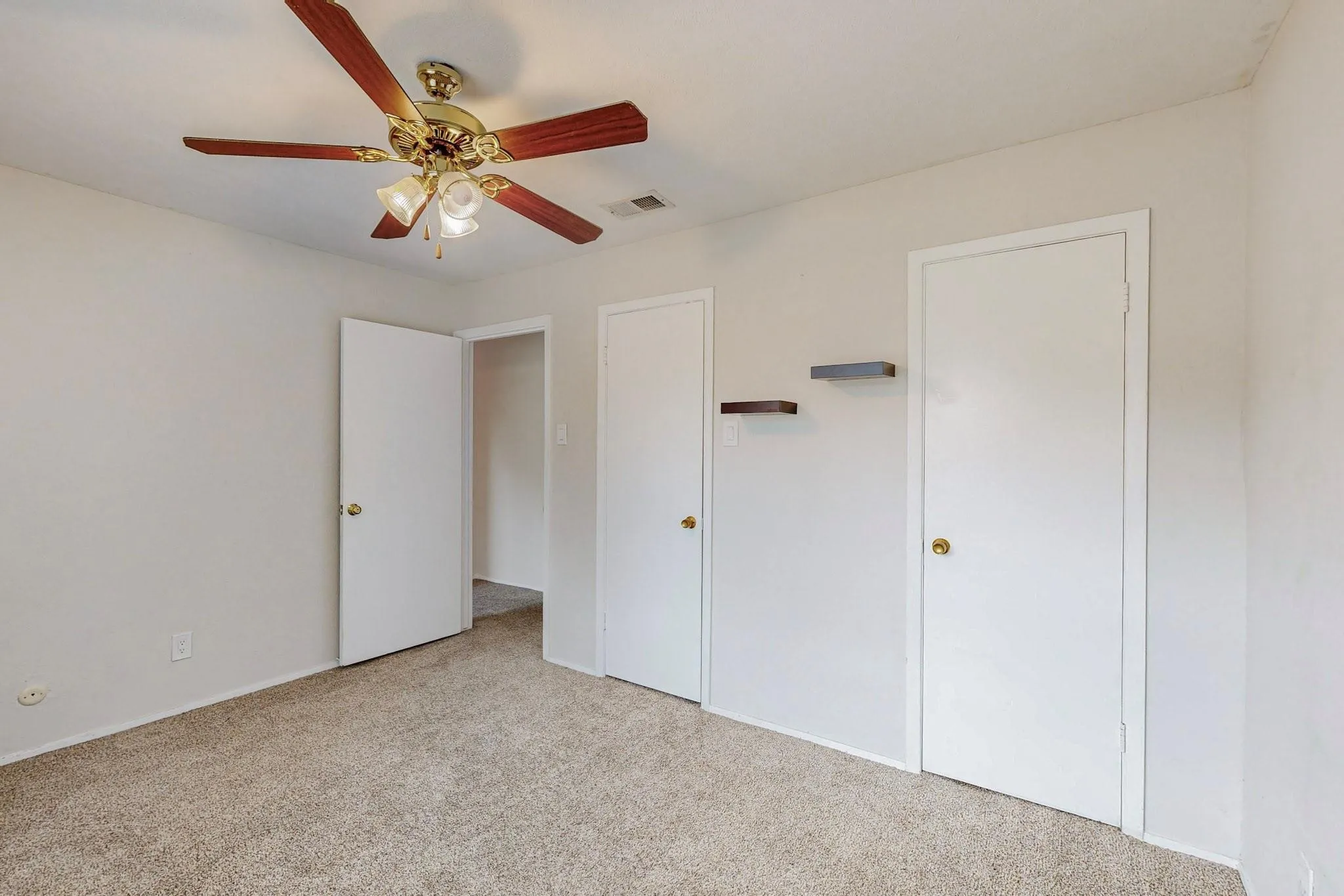 Townhouse For Sale in Dallas County , 13818 Methuen Green Lane, Dallas, Texas 75240, 3 Bedroom, 3 Bathroom, Garage spaces, 1,651 Sqft, built in 1969, mls#21350339, Real Estate Agent in Dallas, Homes For Sale in Dallas county, Homes For Sale in Dallas, Realtor in Dallas Texas, Real Estate Brokerage Independent Realty Texas, Luminita Cordes Realtor