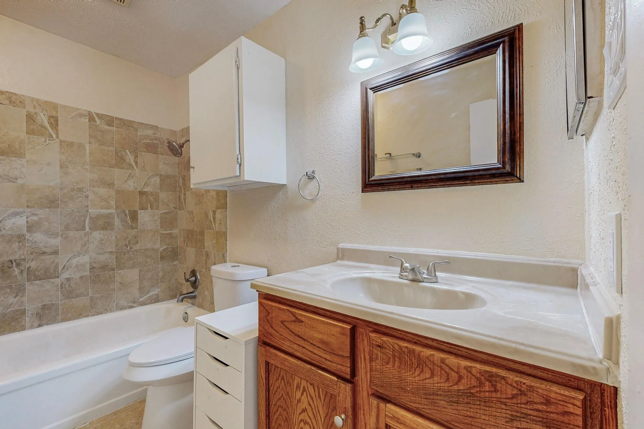 Townhouse For Sale in Dallas County , 13818 Methuen Green Lane, Dallas, Texas 75240, 3 Bedroom, 3 Bathroom, Garage spaces, 1,651 Sqft, built in 1969, mls#21350339, Real Estate Agent in Dallas, Homes For Sale in Dallas county, Homes For Sale in Dallas, Realtor in Dallas Texas, Real Estate Brokerage Independent Realty Texas, Luminita Cordes Realtor