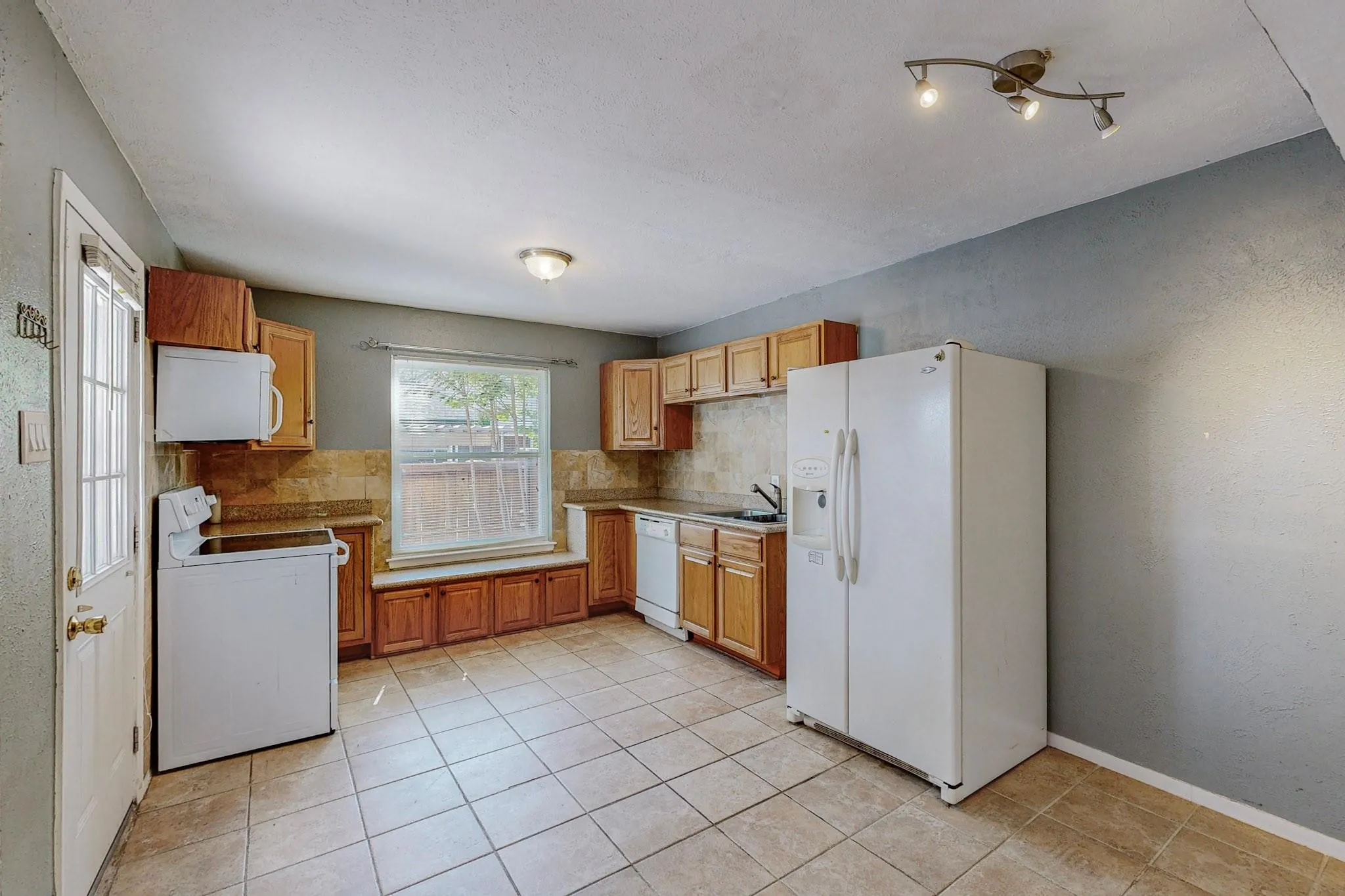 Townhouse For Sale in Dallas County , 13818 Methuen Green Lane, Dallas, Texas 75240, 3 Bedroom, 3 Bathroom, Garage spaces, 1,651 Sqft, built in 1969, mls#21350339, Real Estate Agent in Dallas, Homes For Sale in Dallas county, Homes For Sale in Dallas, Realtor in Dallas Texas, Real Estate Brokerage Independent Realty Texas, Luminita Cordes Realtor