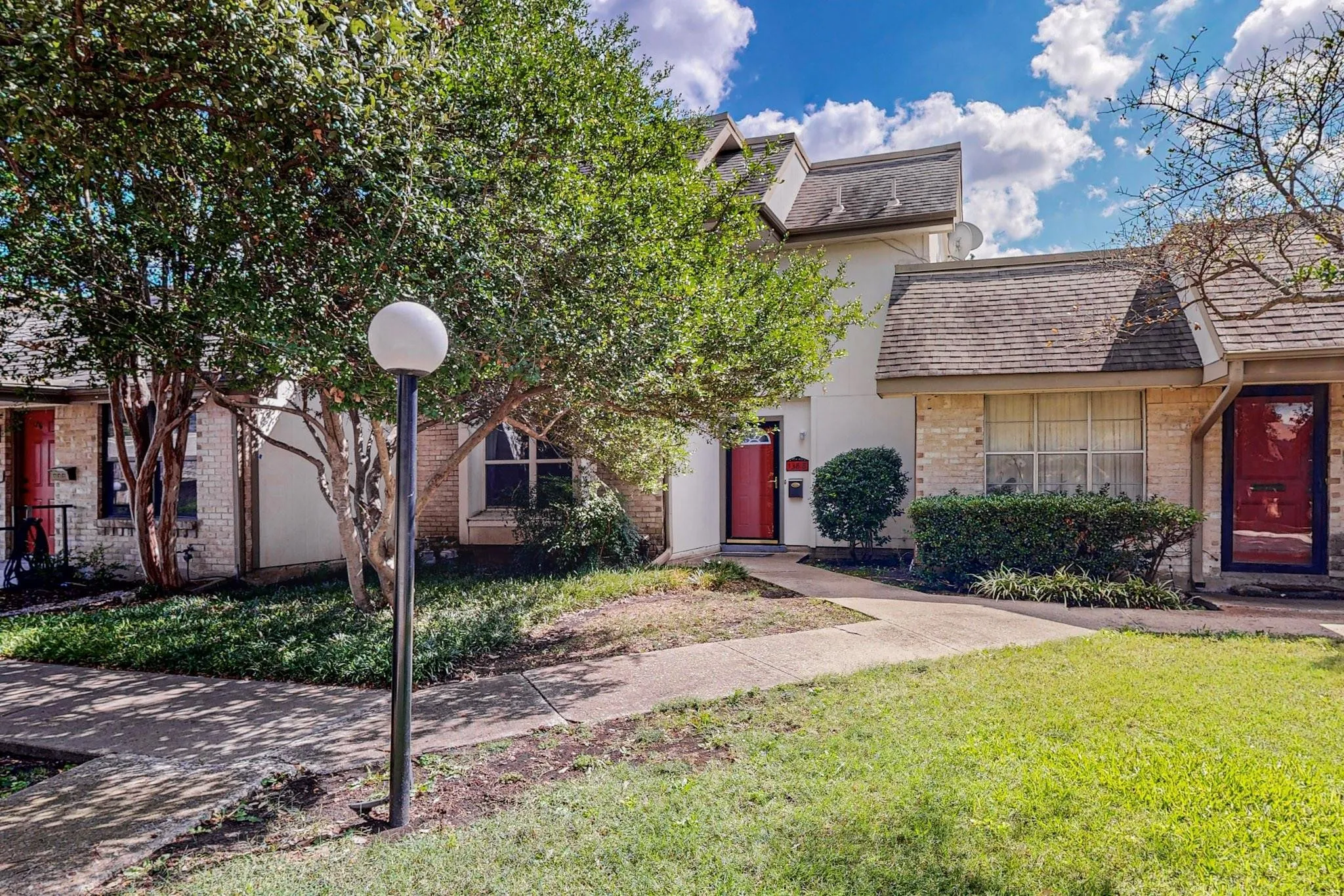 Townhouse For Sale in Dallas County , 13818 Methuen Green Lane, Dallas, Texas 75240, 3 Bedroom, 3 Bathroom, Garage spaces, 1,651 Sqft, built in 1969, mls#21350339, Real Estate Agent in Dallas, Homes For Sale in Dallas county, Homes For Sale in Dallas, Realtor in Dallas Texas, Real Estate Brokerage Independent Realty Texas, Luminita Cordes Realtor